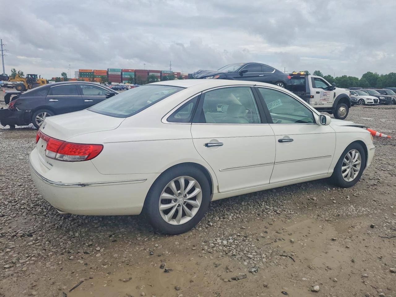 2006 Hyundai Azera White vin: KMHFC46F96A063522