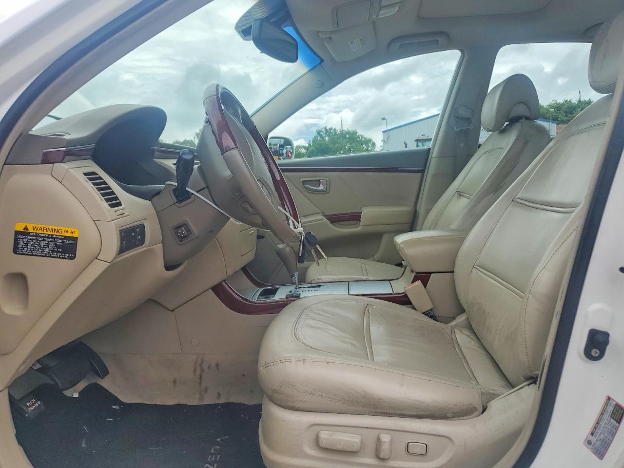 2006 Hyundai Azera White vin: KMHFC46F96A063522