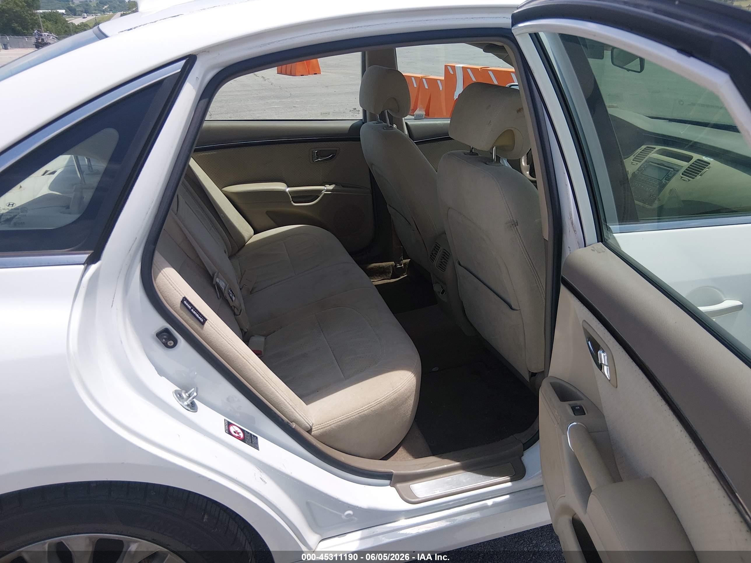 2011 Hyundai Azera Gls White vin: KMHFC4DD5BA544038
