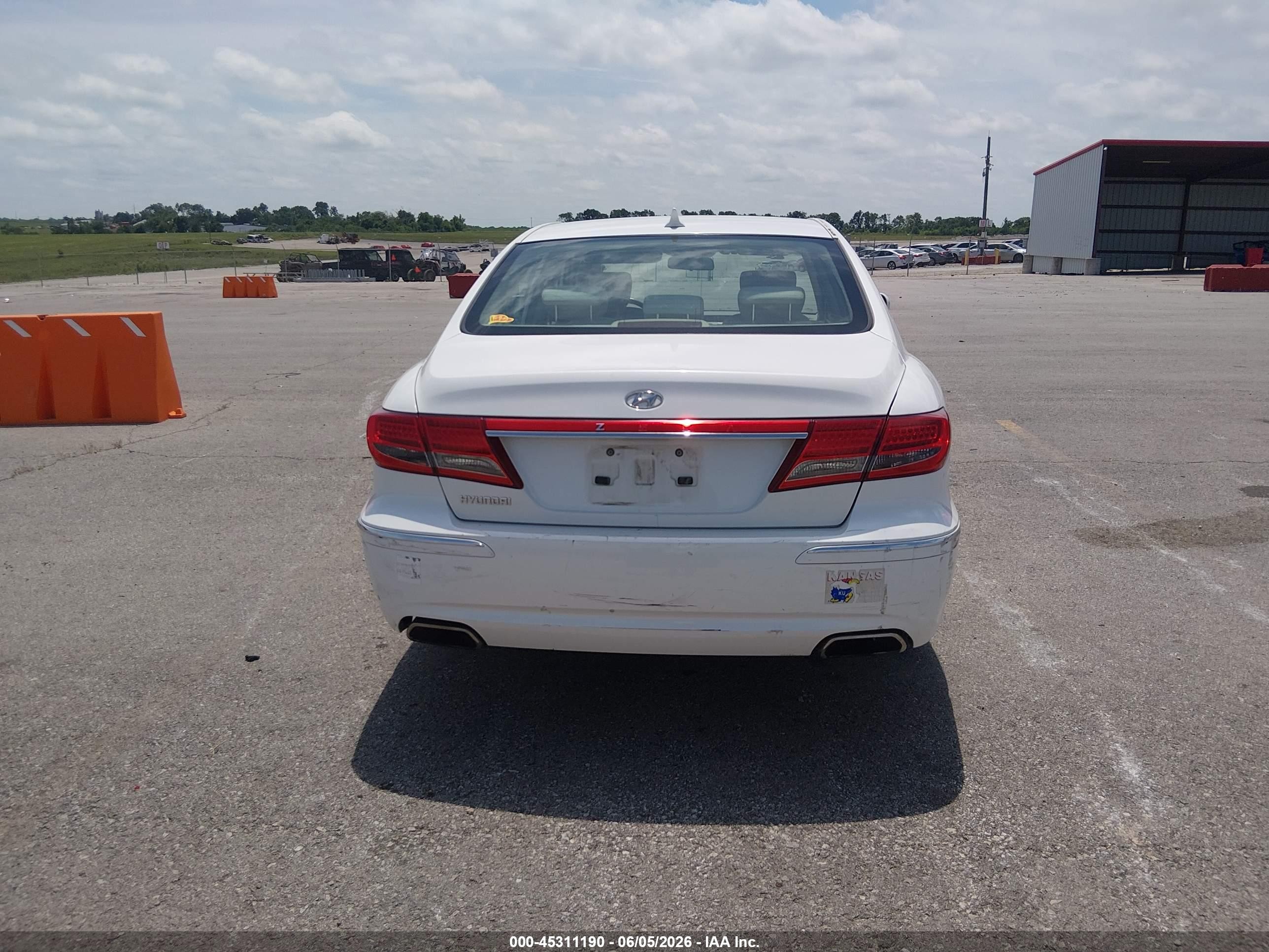 2011 Hyundai Azera Gls White vin: KMHFC4DD5BA544038