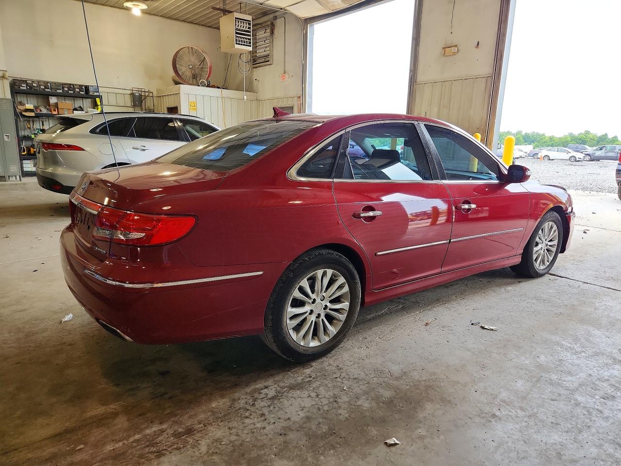 2011 Hyundai Azera Limited Red vin: KMHFC4DFXBA544313