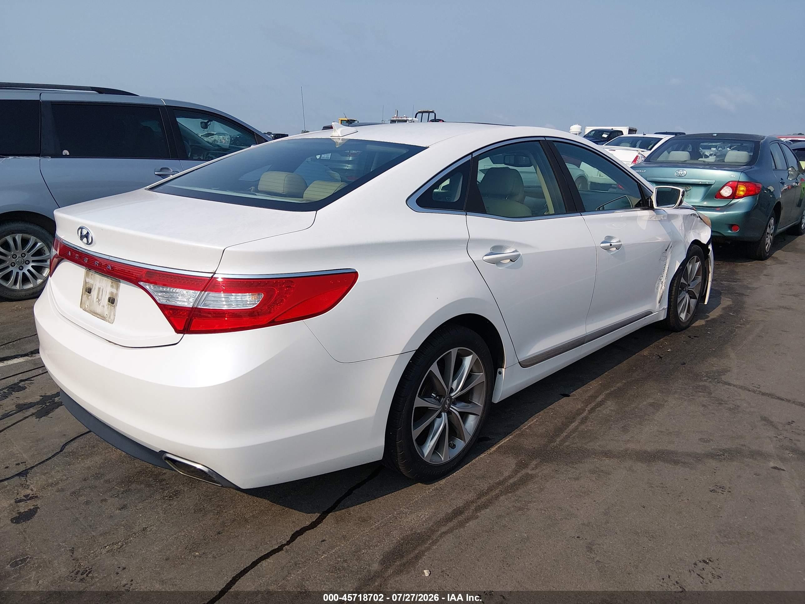 2015 Hyundai Azera   White vin: KMHFG4JG3FA477786
