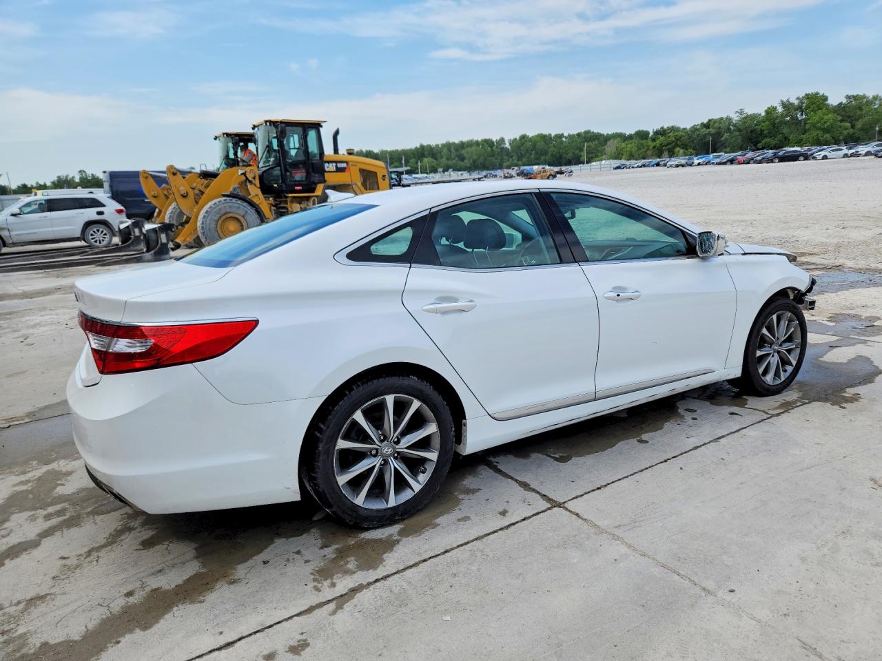 2017 Hyundai Azera Base White vin: KMHFG4JG7HA577523