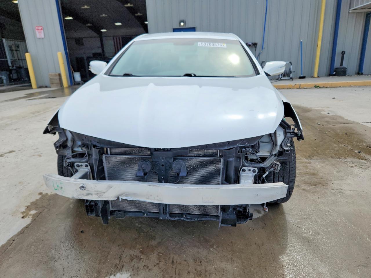 2017 Hyundai Azera Base White vin: KMHFG4JG7HA577523