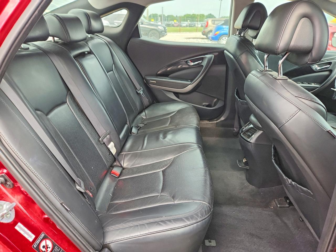 2014 Hyundai Azera Base Red vin: KMHFG4JG8EA368299