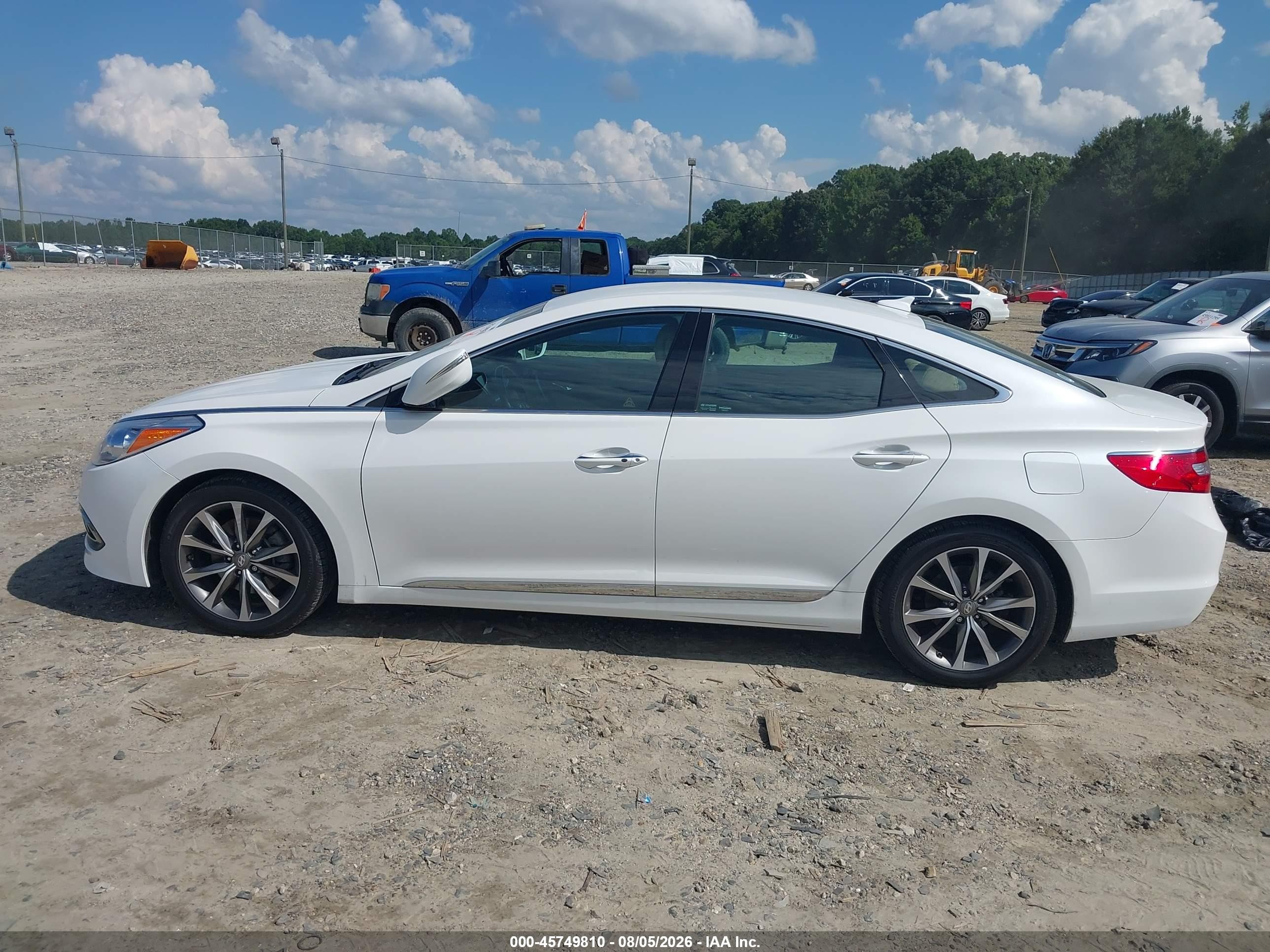 2015 Hyundai Azera   White vin: KMHFG4JG8FA478951