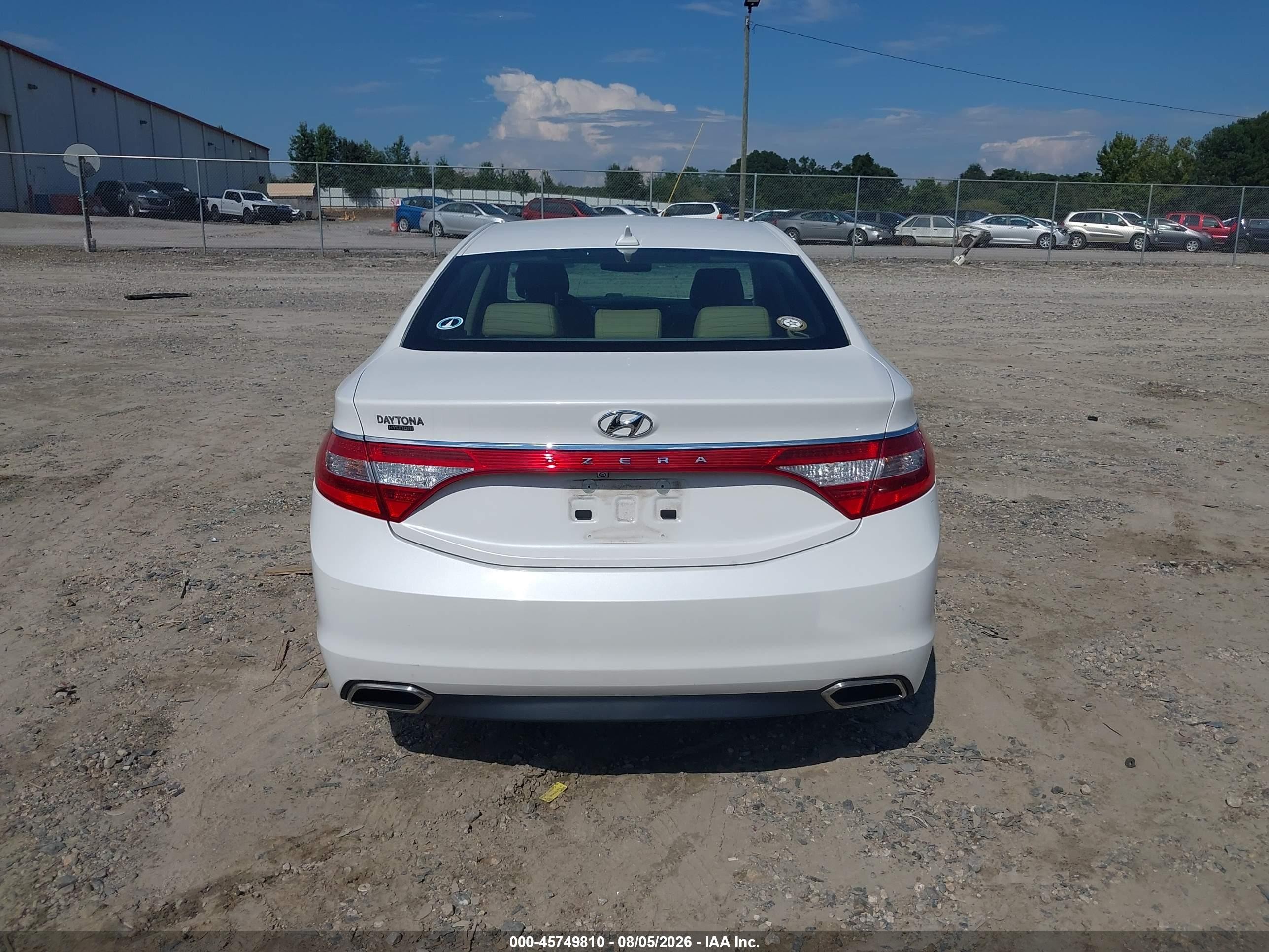 2015 Hyundai Azera   White vin: KMHFG4JG8FA478951