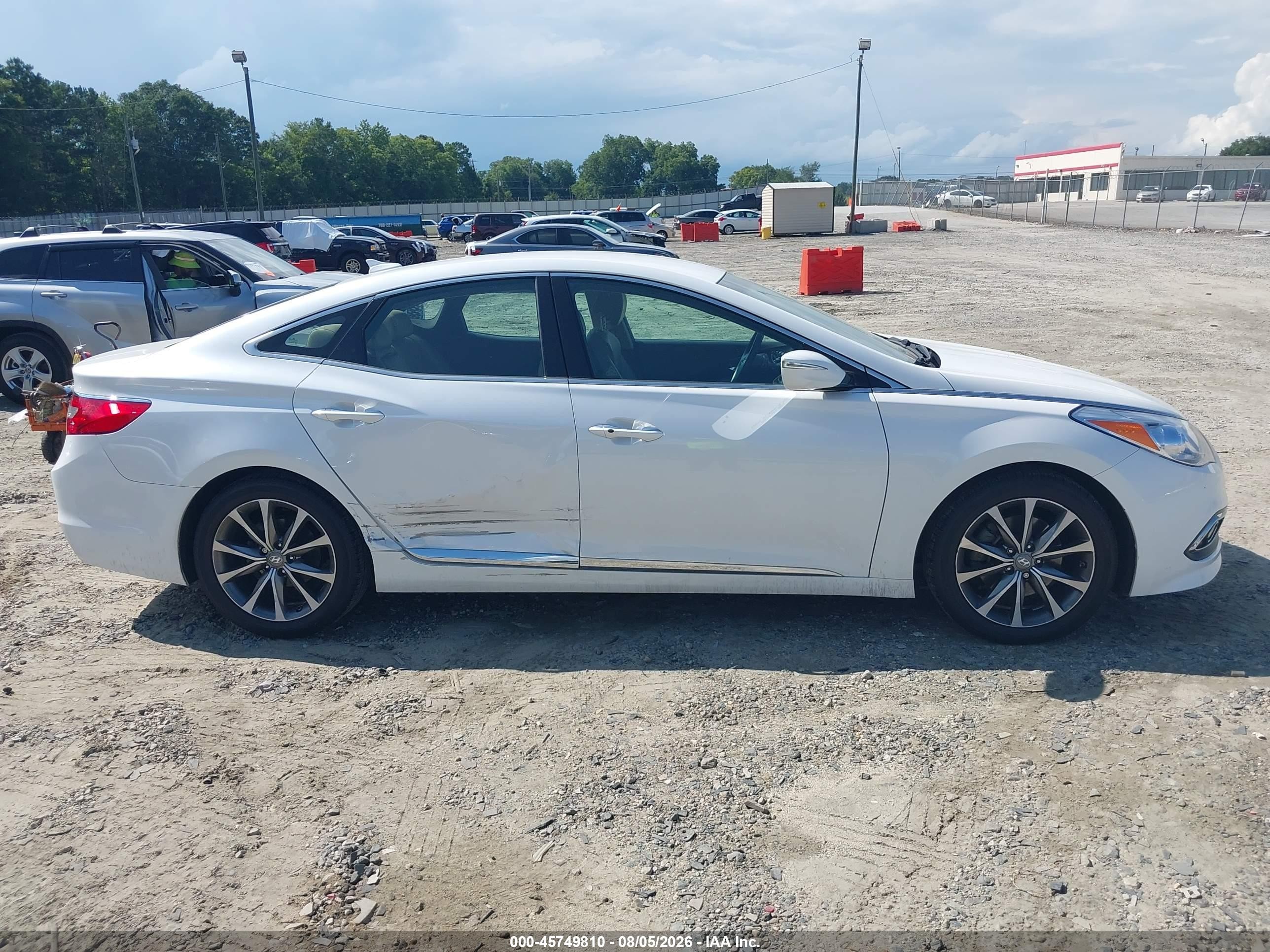 2015 Hyundai Azera   White vin: KMHFG4JG8FA478951