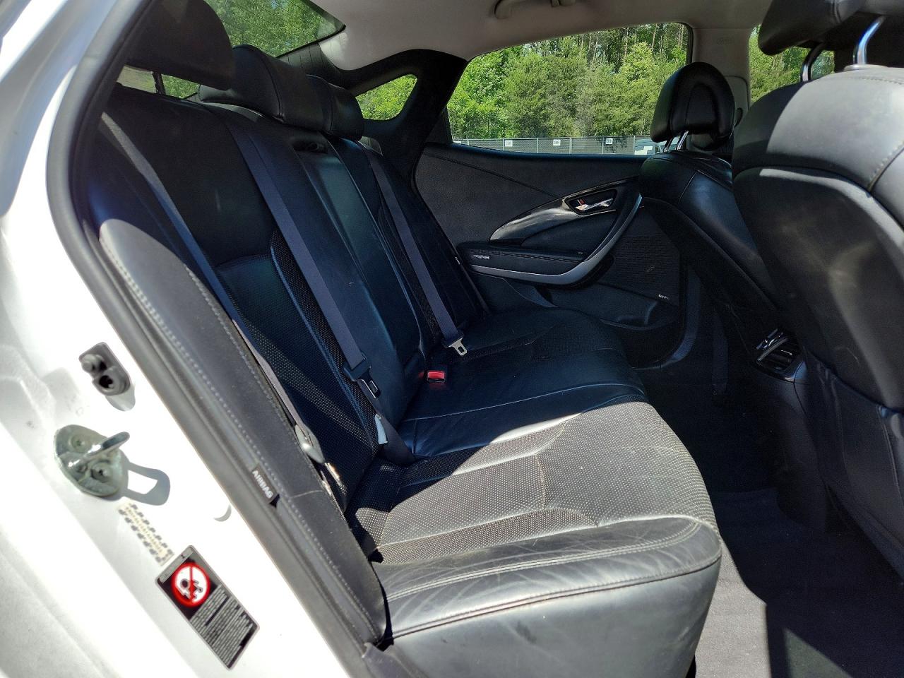 2015 Hyundai Azera Base White vin: KMHFG4JG8FA488024