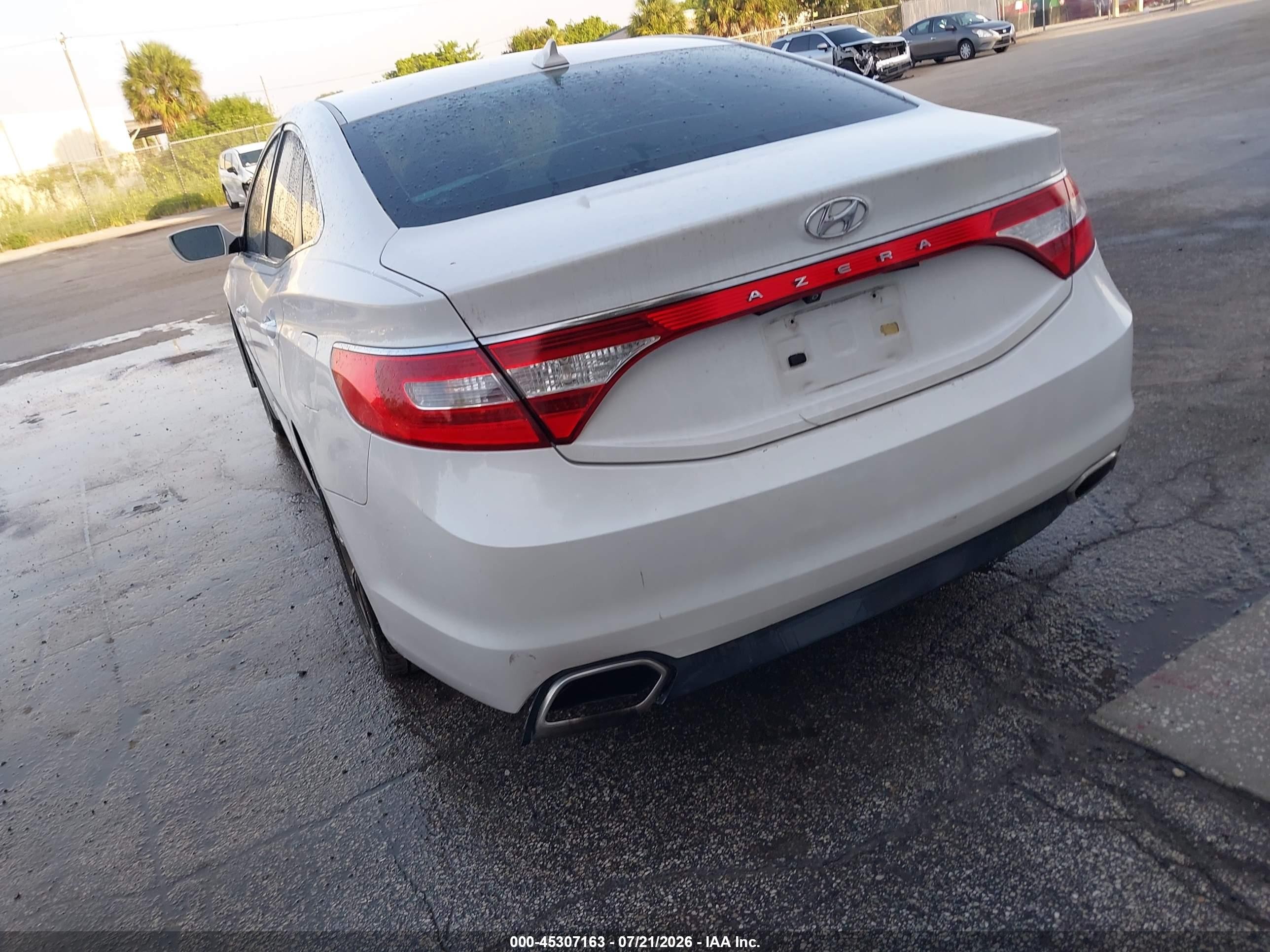 2015 Hyundai Azera   White vin: KMHFG4JG9FA495130
