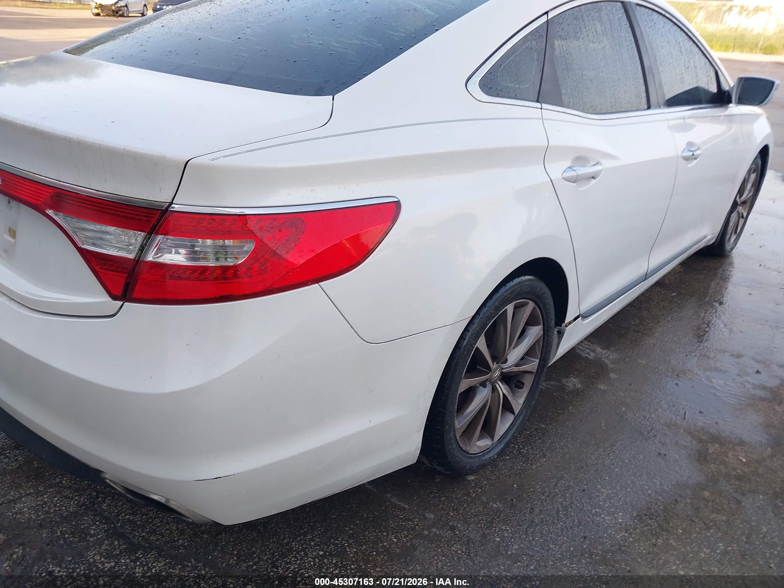 2015 Hyundai Azera   White vin: KMHFG4JG9FA495130