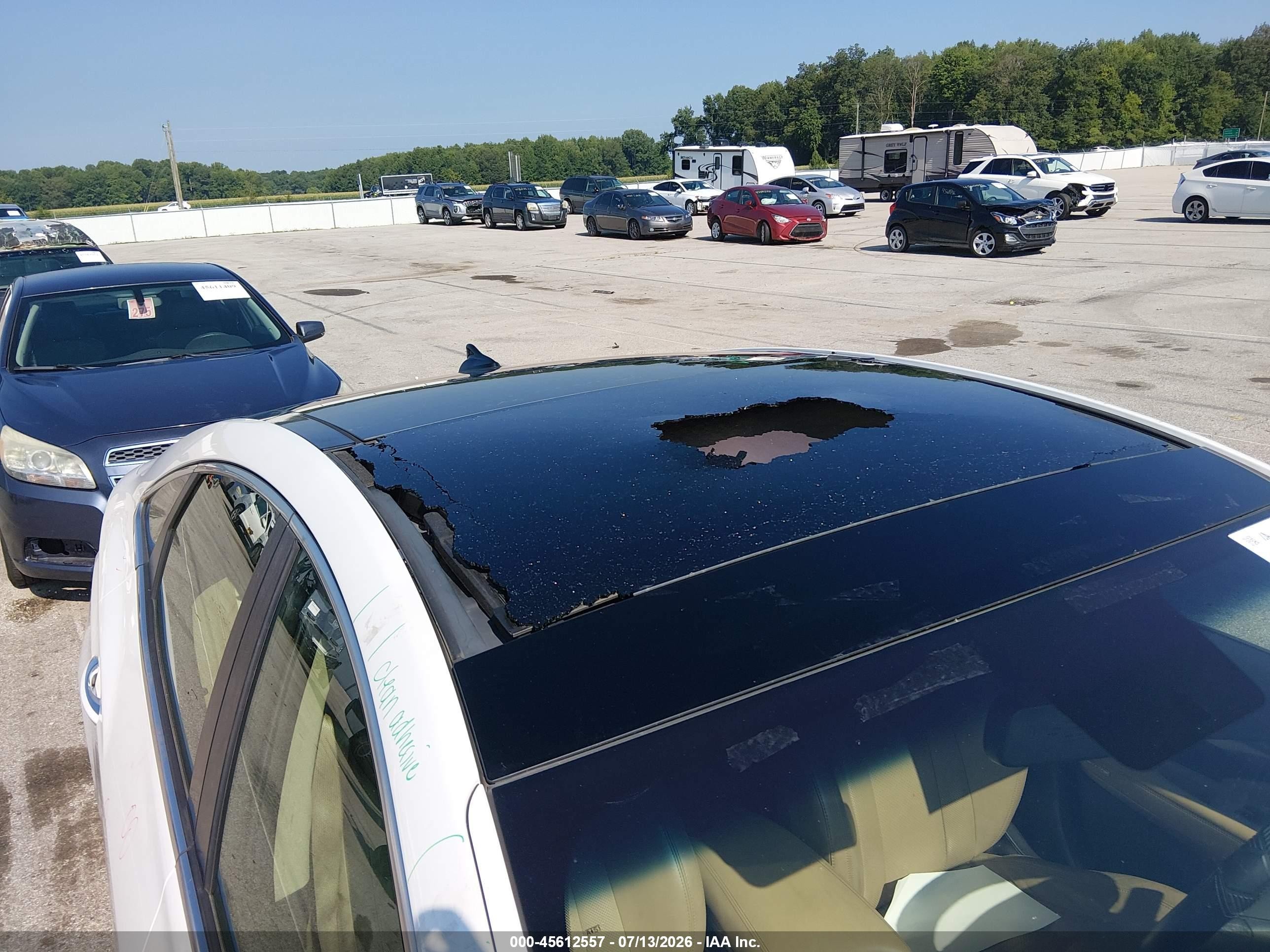 2013 Hyundai Azera   White vin: KMHFH4JG3DA330555