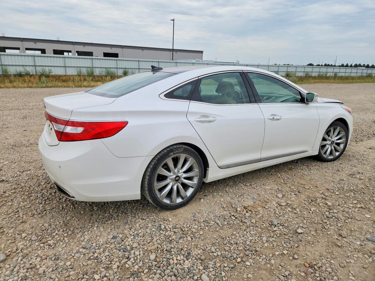 2013 Hyundai Azera Base White vin: KMHFH4JG5DA257155