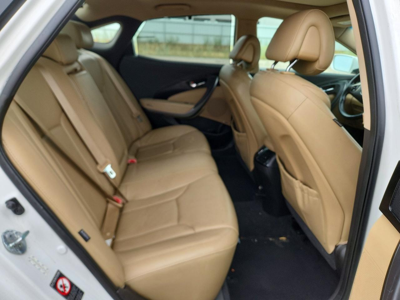 2013 Hyundai Azera Base White vin: KMHFH4JG5DA257155