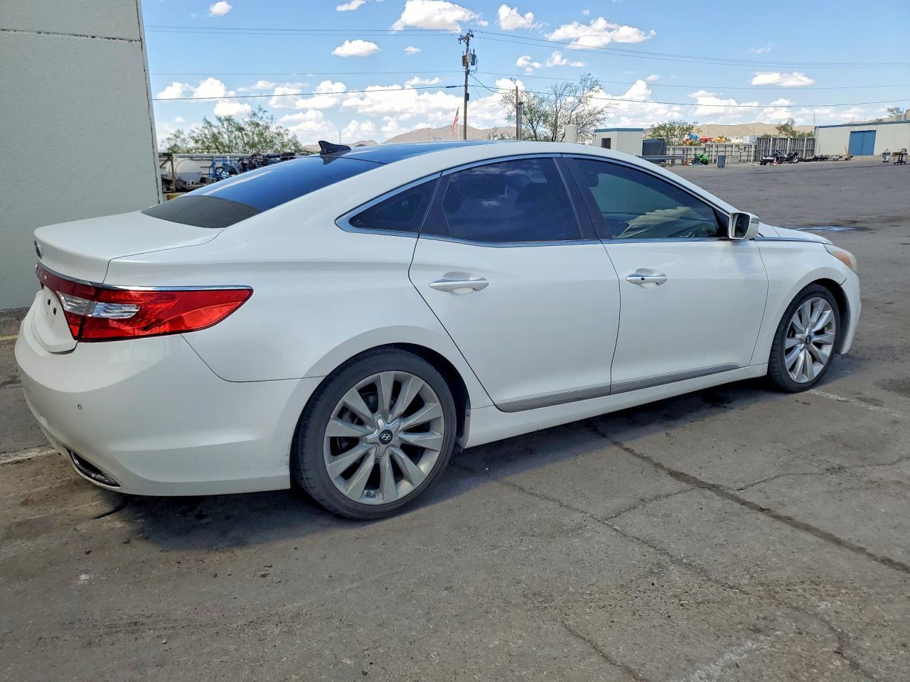 2012 Hyundai Azera Base White vin: KMHFH4JG8CA149014