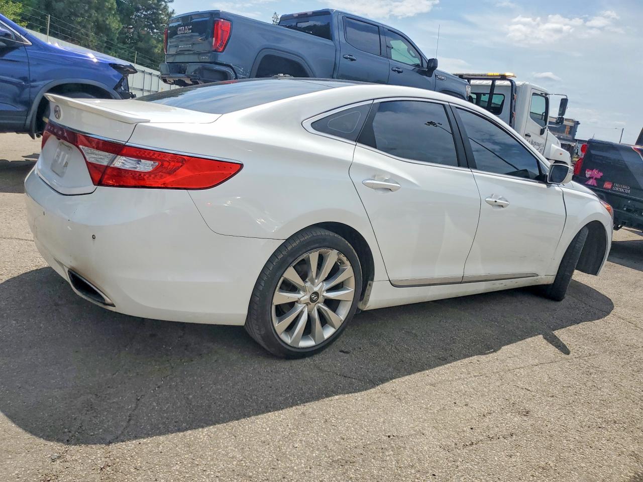 2013 Hyundai Azera Base White vin: KMHFH4JG8DA229723