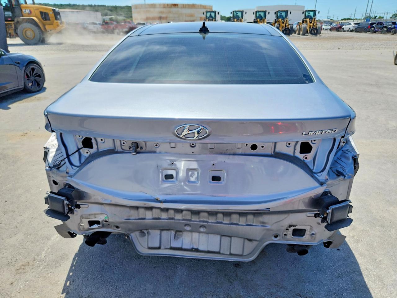 2016 Hyundai Azera Limited Silver vin: KMHFH4JG9GA516041