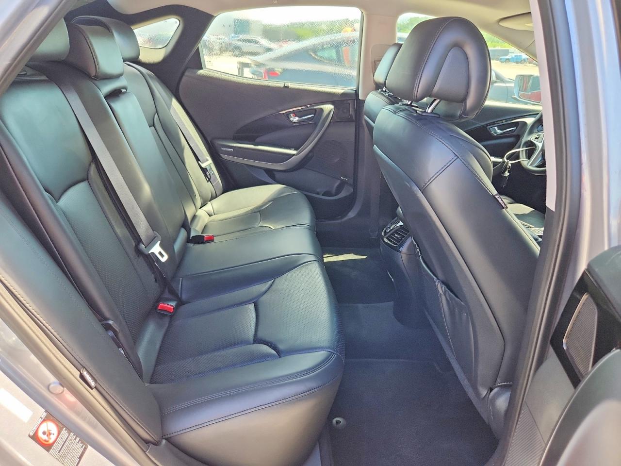 2016 Hyundai Azera Limited Silver vin: KMHFH4JG9GA516041