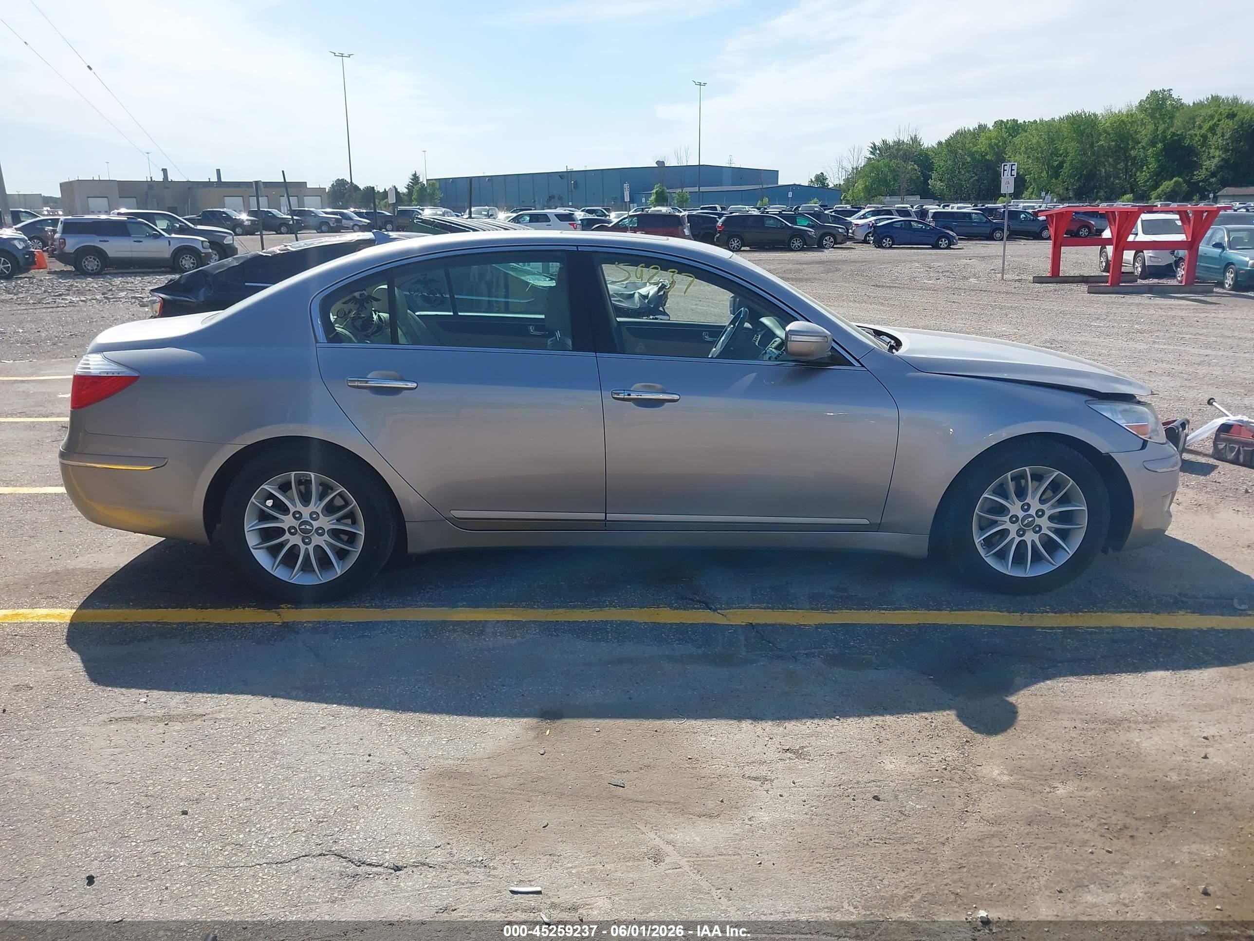 2009 Hyundai Genesis 3.8 Серый vin: KMHGC46E19U027175