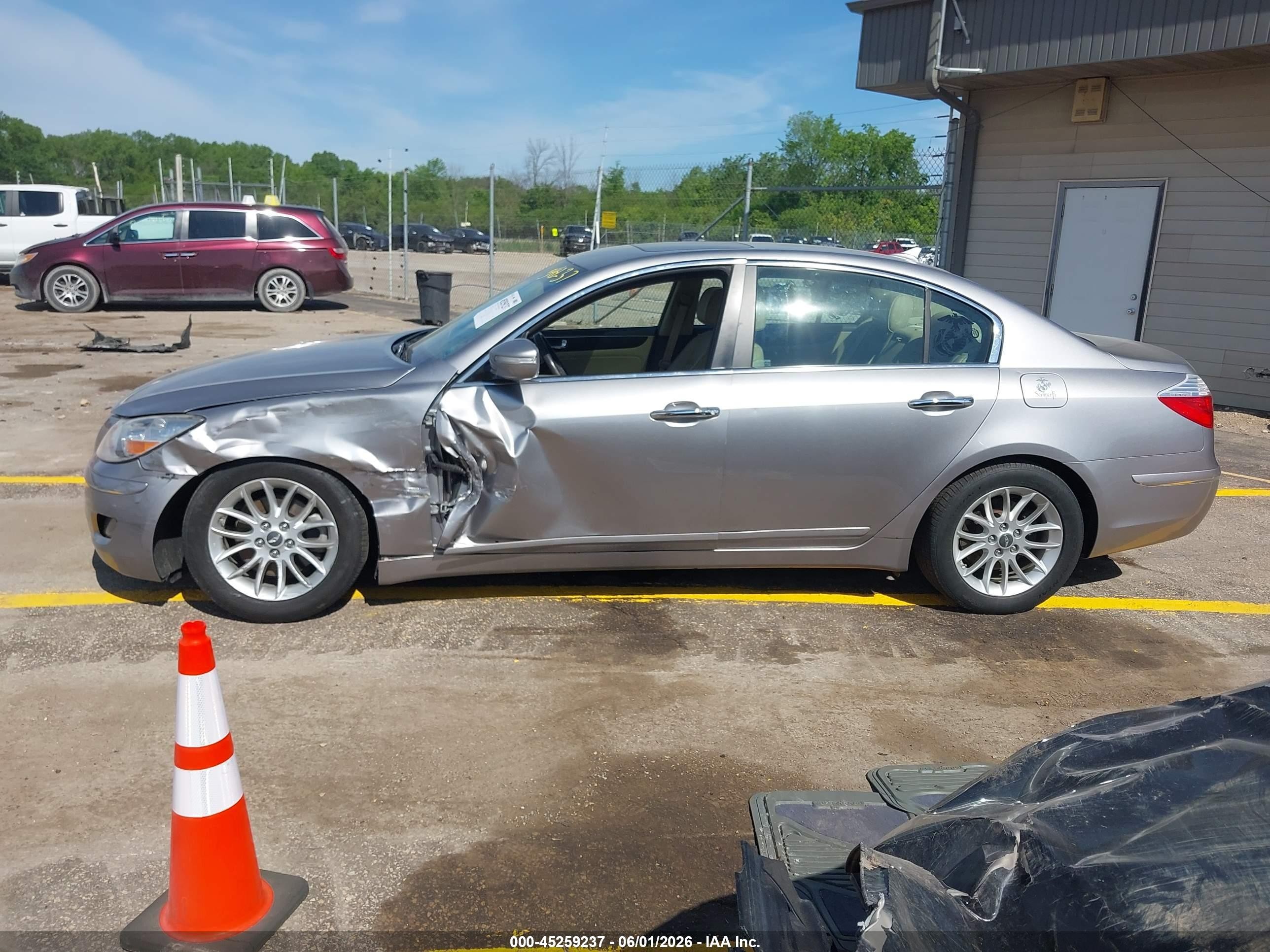 2009 Hyundai Genesis 3.8 Серый vin: KMHGC46E19U027175