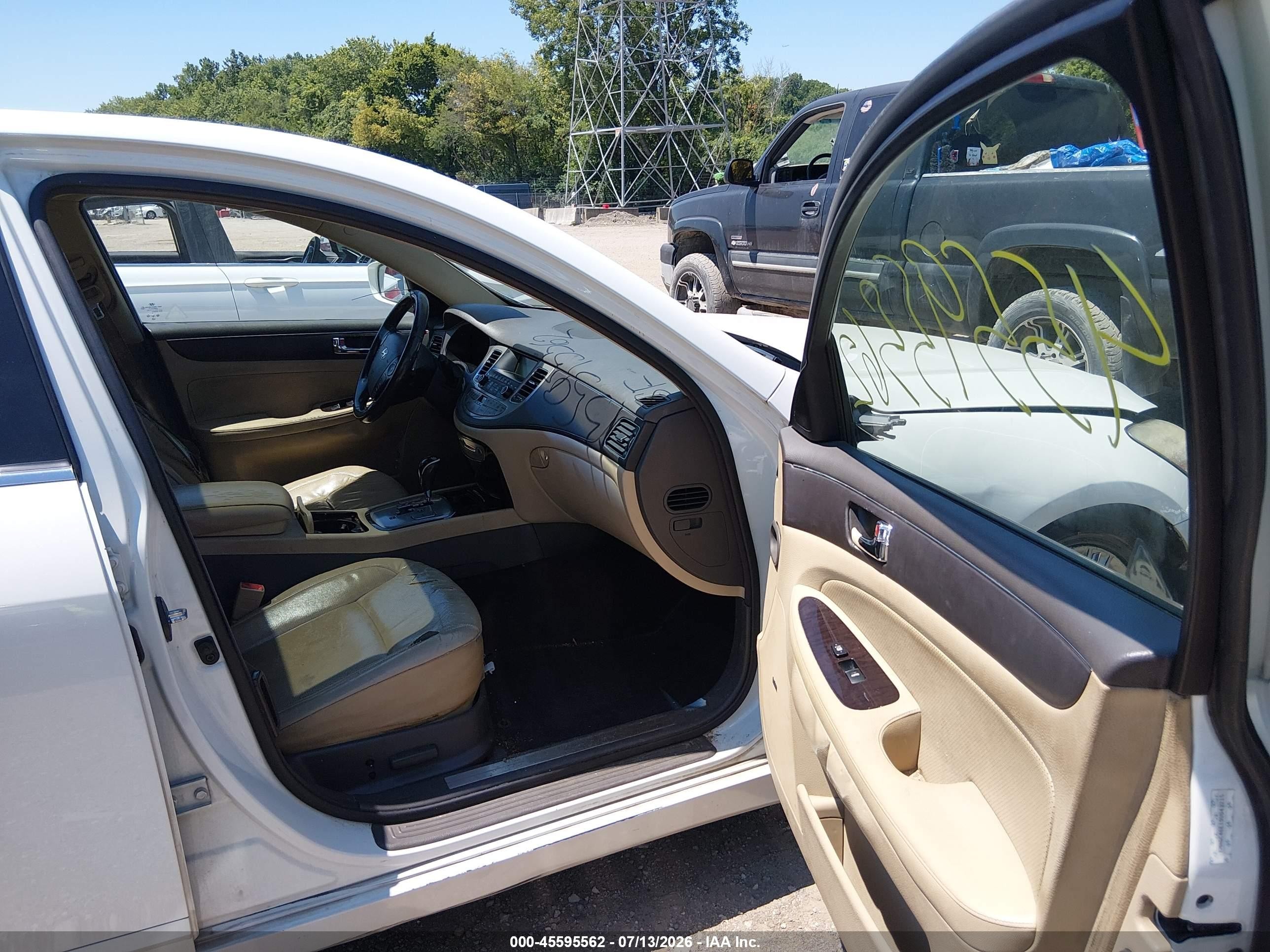 2009 Hyundai Genesis 3.8 White vin: KMHGC46E19U043215