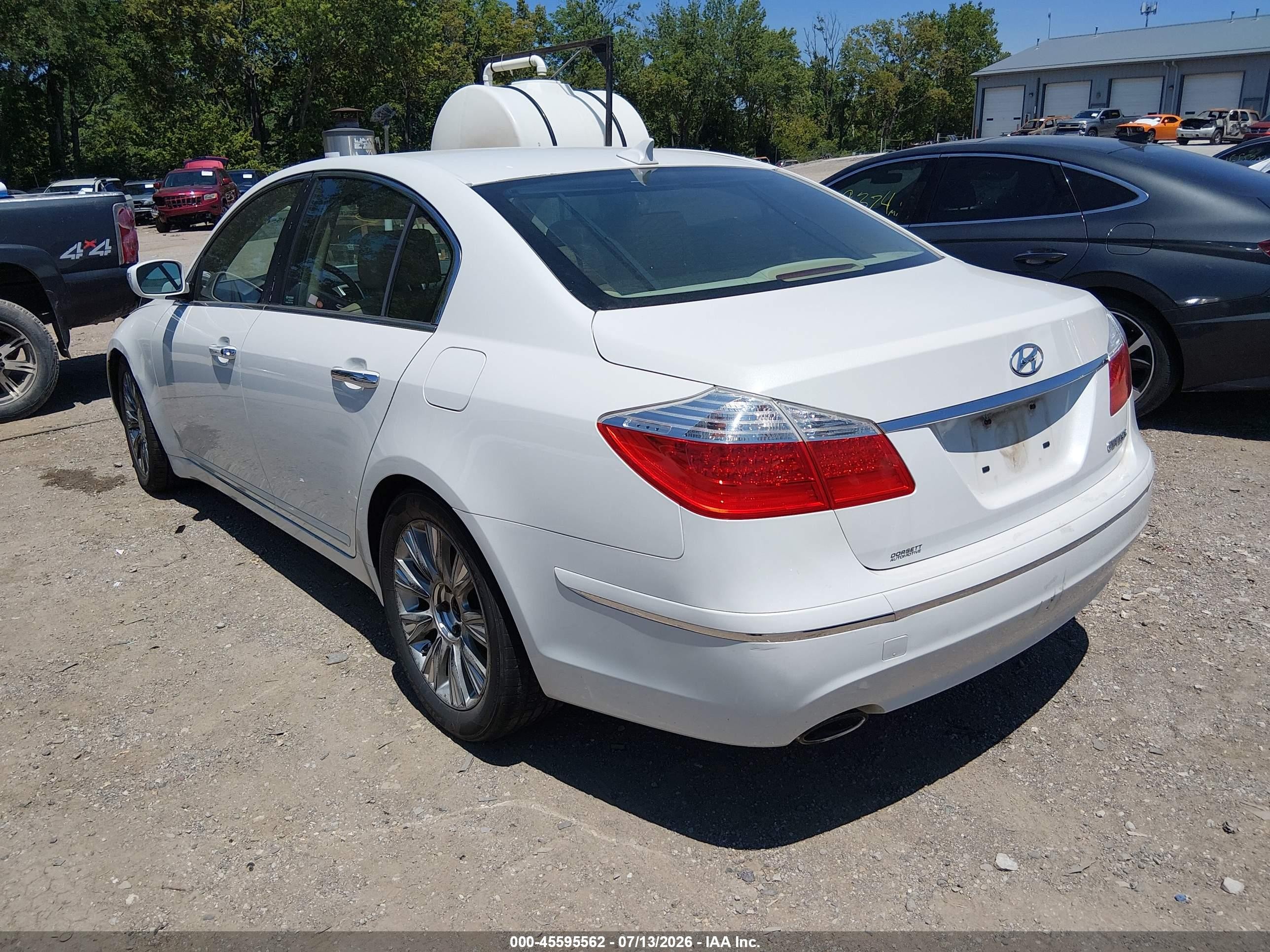 2009 Hyundai Genesis 3.8 White vin: KMHGC46E19U043215