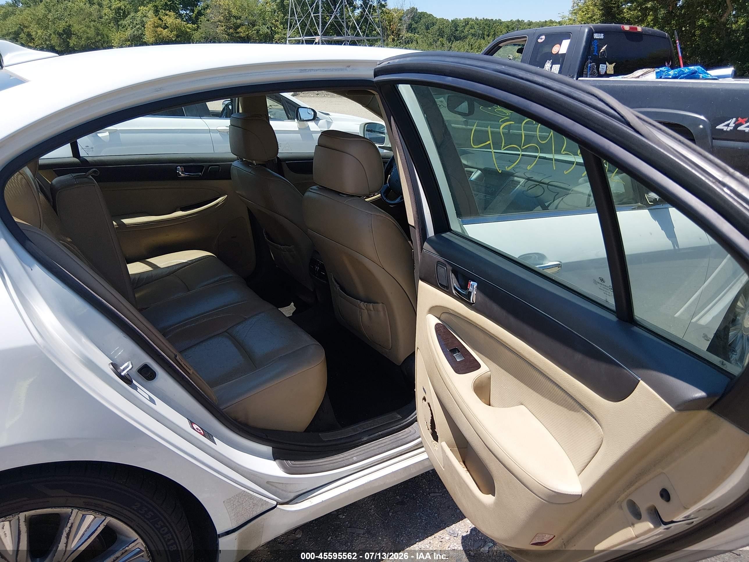 2009 Hyundai Genesis 3.8 White vin: KMHGC46E19U043215