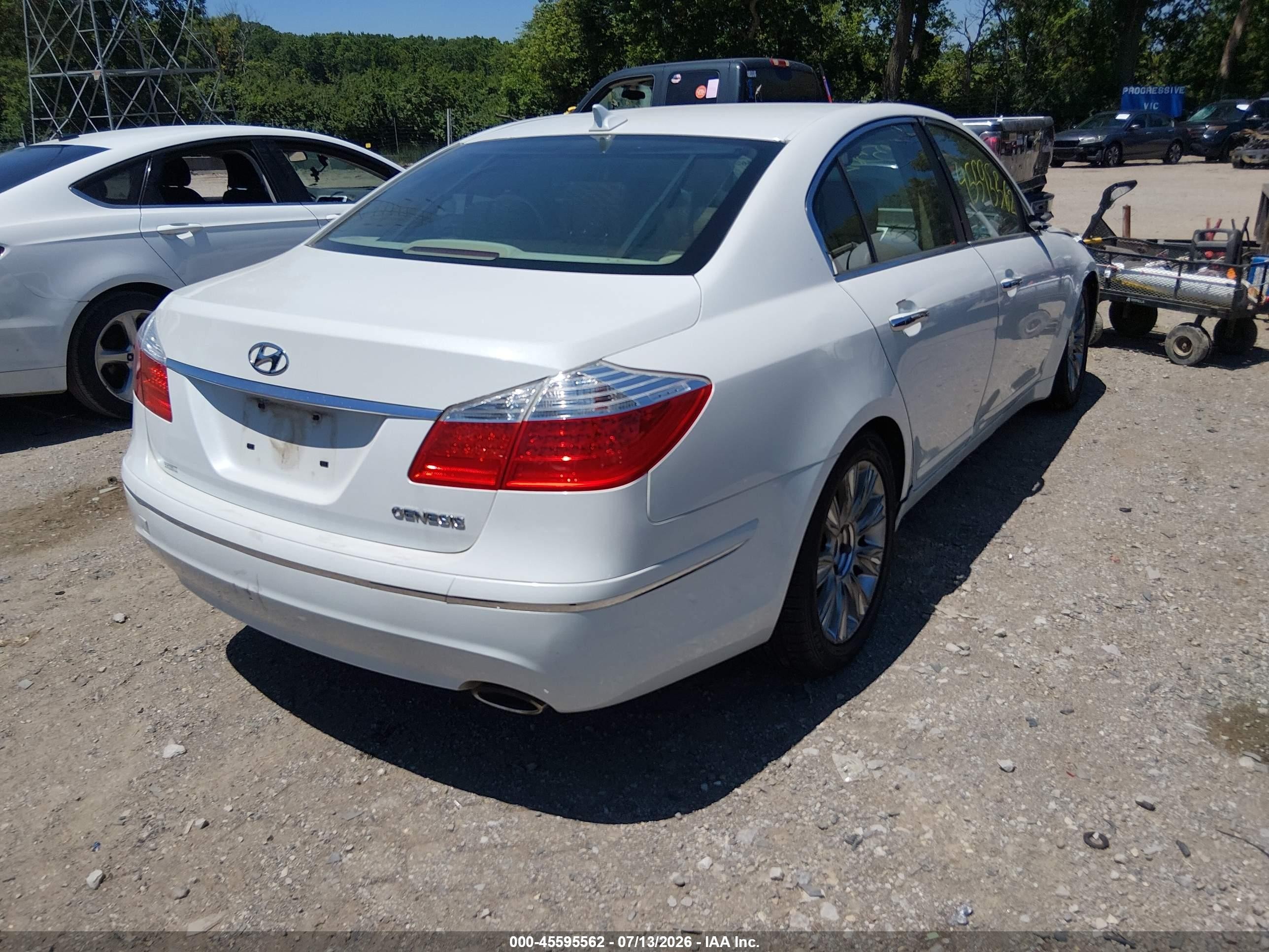 2009 Hyundai Genesis 3.8 White vin: KMHGC46E19U043215