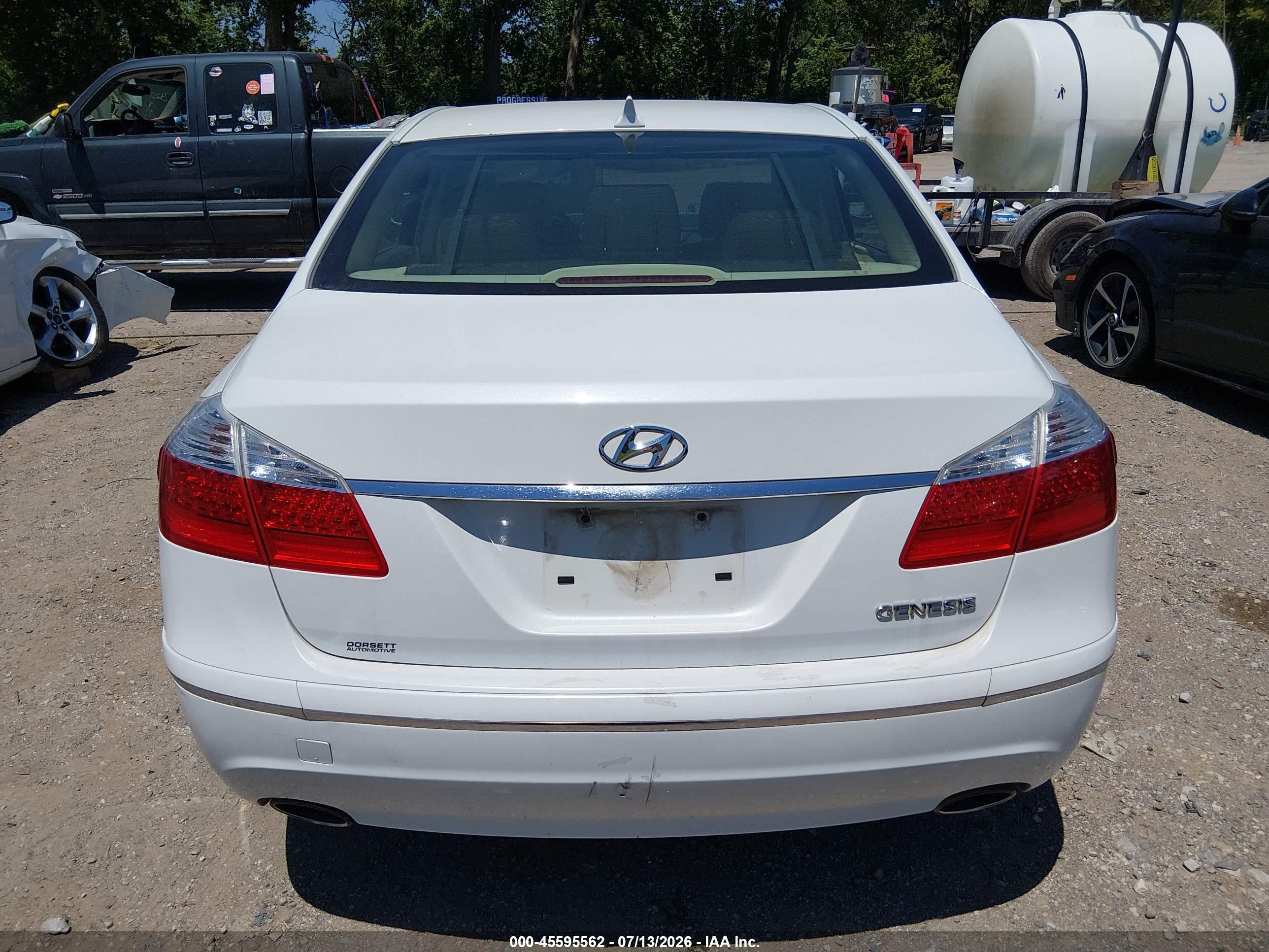 2009 Hyundai Genesis 3.8 White vin: KMHGC46E19U043215