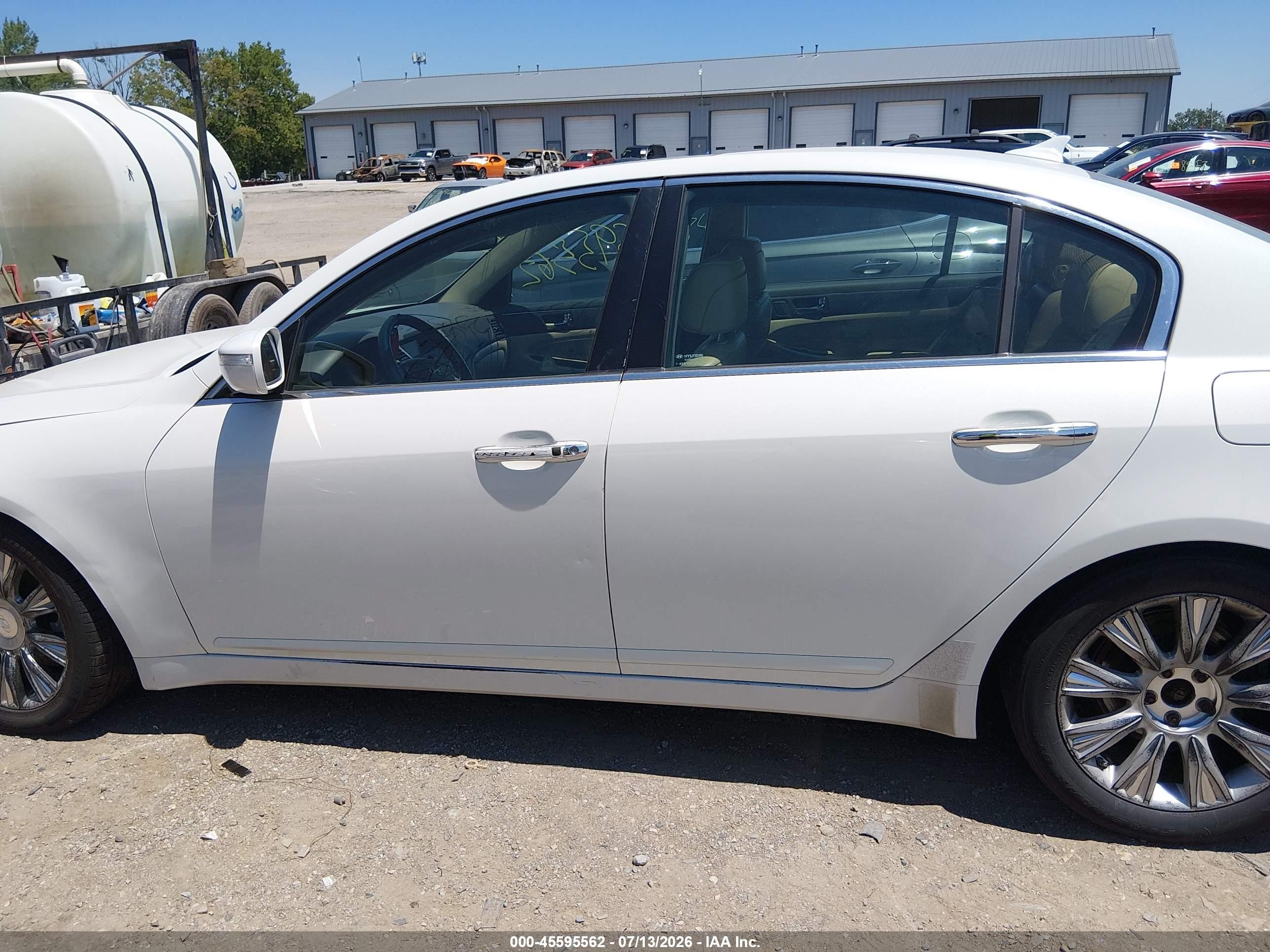 2009 Hyundai Genesis 3.8 White vin: KMHGC46E19U043215