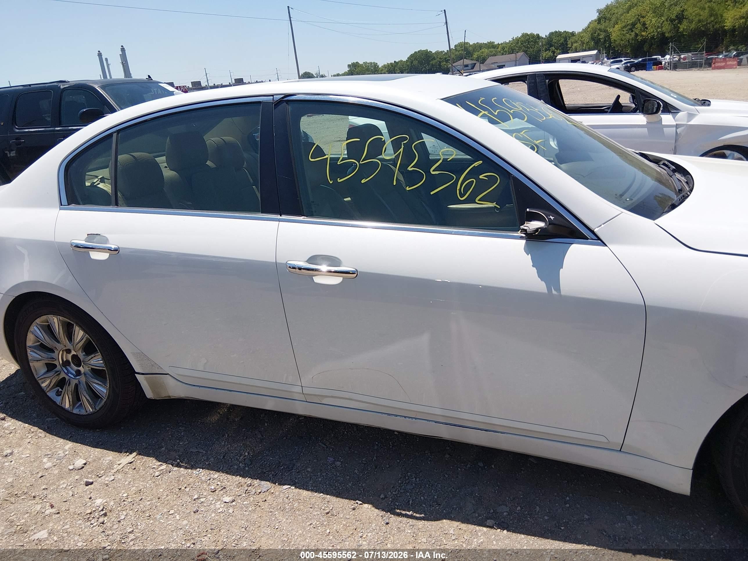 2009 Hyundai Genesis 3.8 White vin: KMHGC46E19U043215