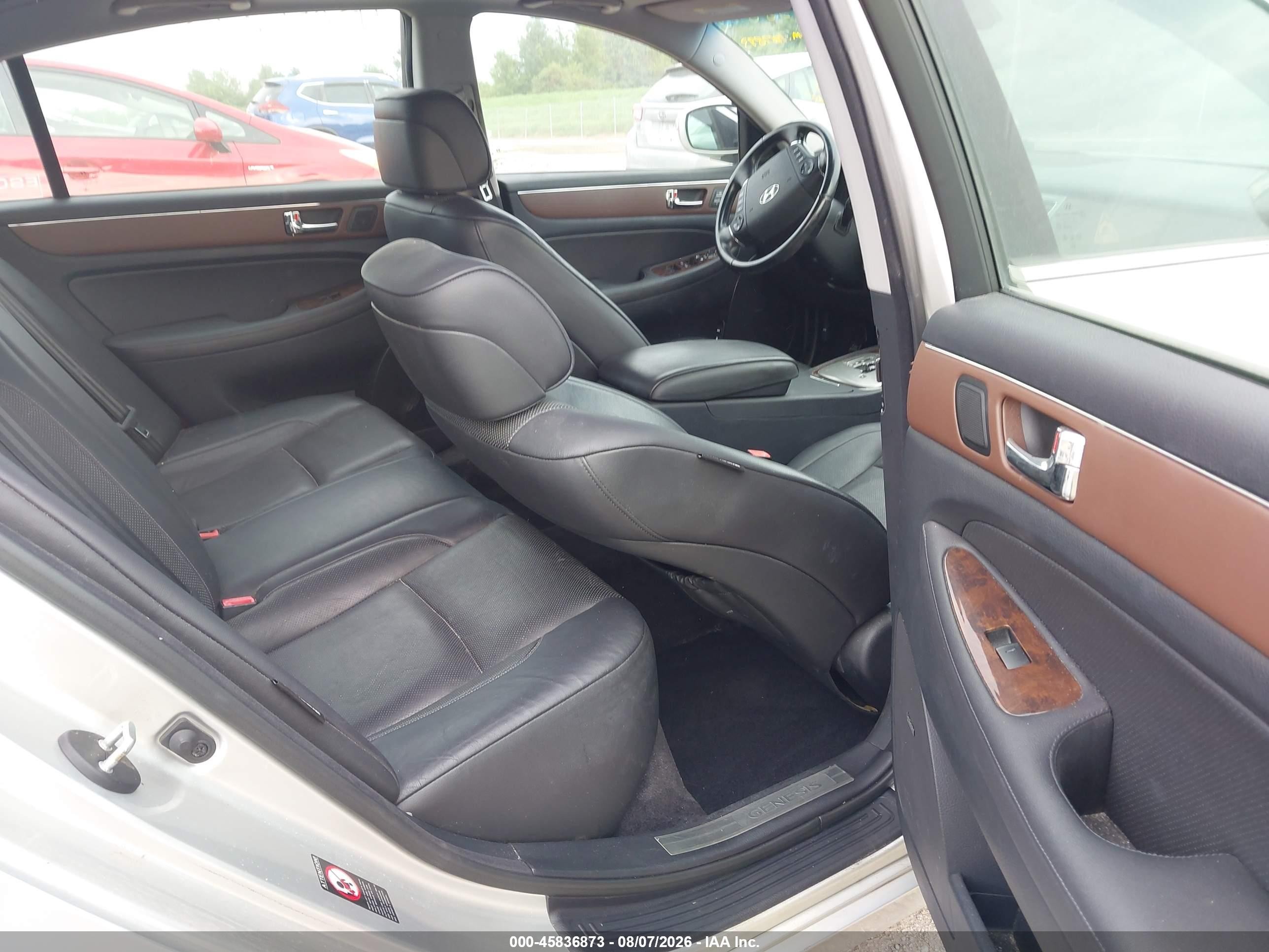 2009 Hyundai Genesis 3.8 Silver vin: KMHGC46E29U018498