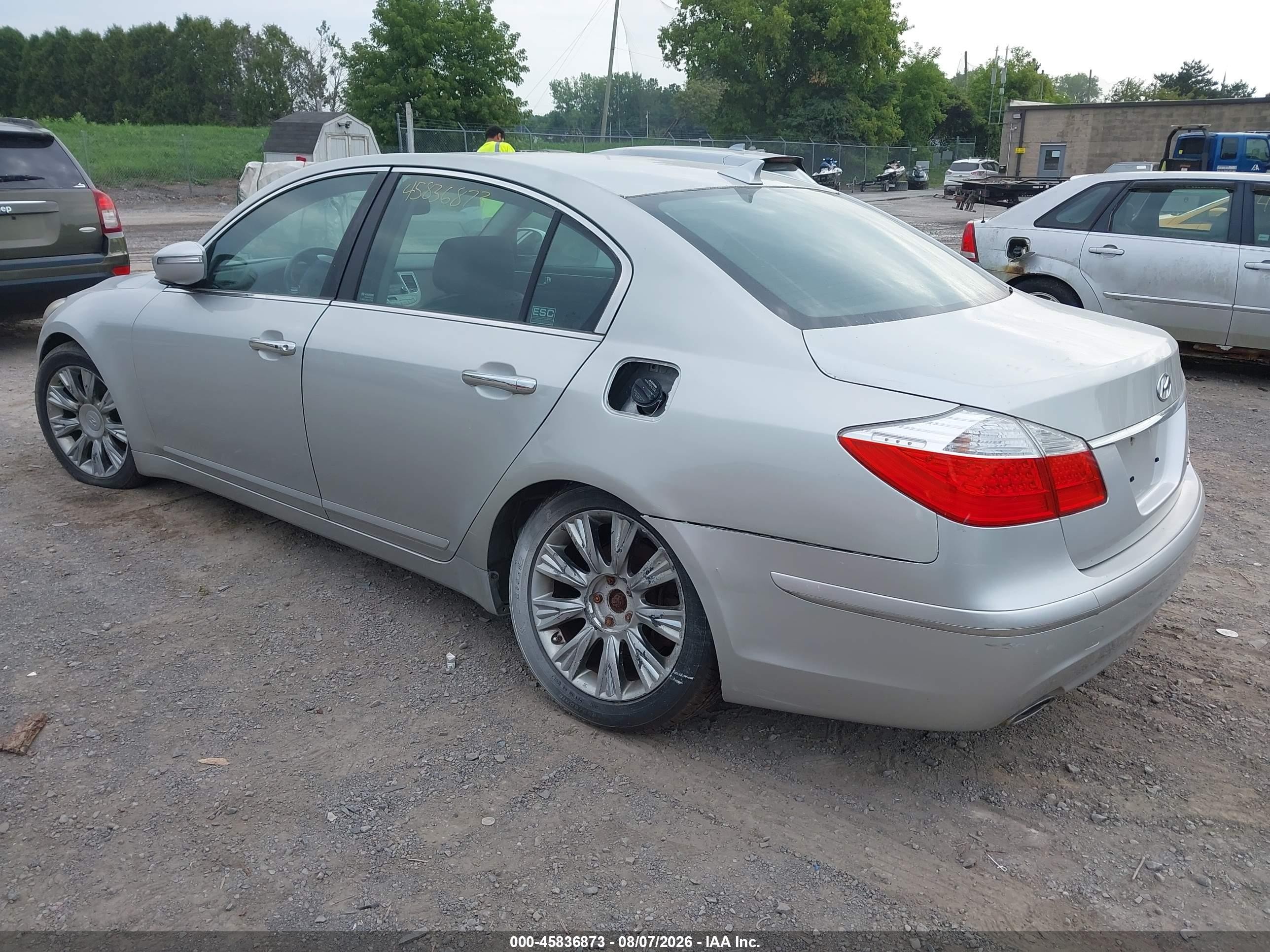 2009 Hyundai Genesis 3.8 Silver vin: KMHGC46E29U018498