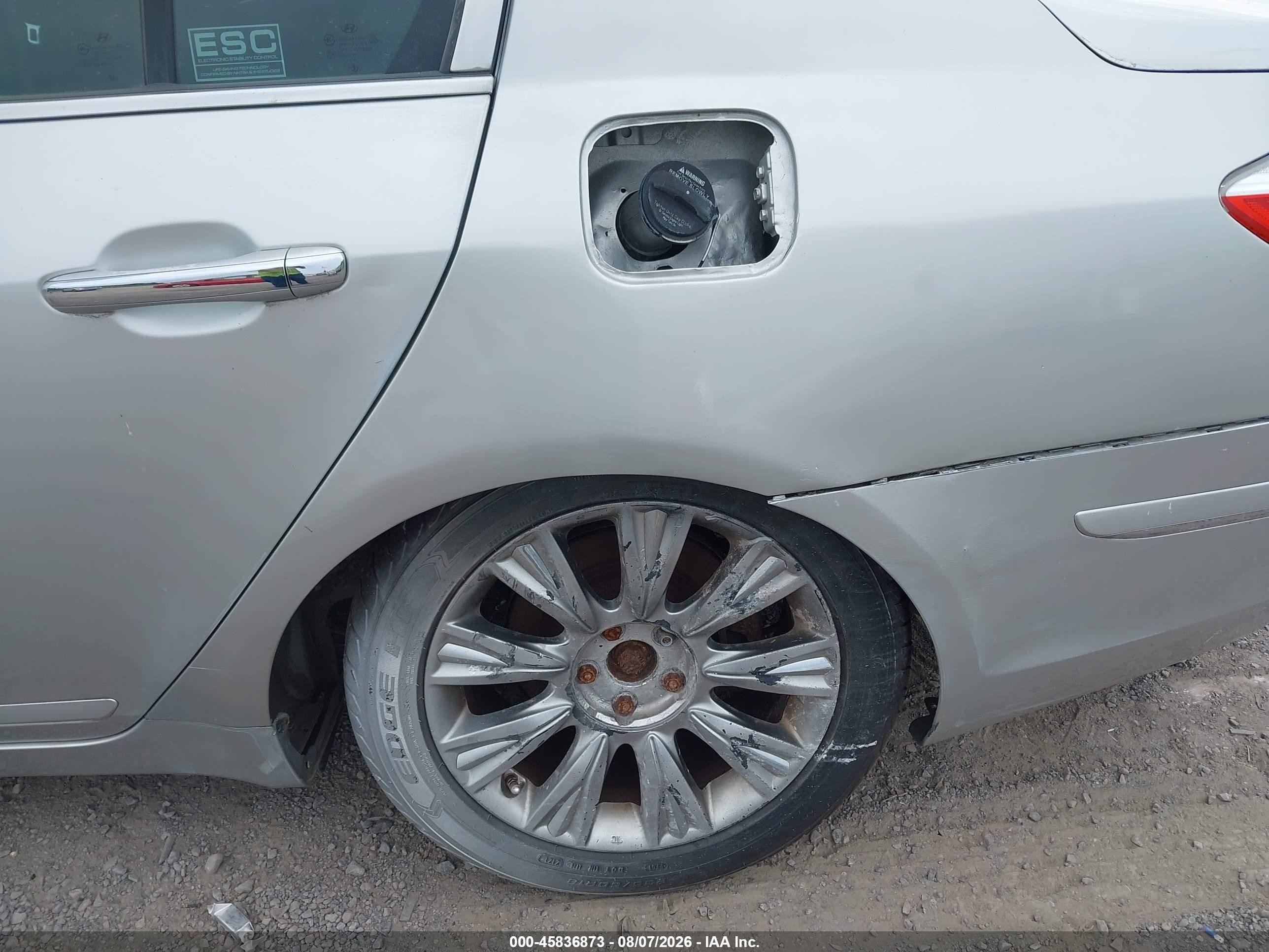 2009 Hyundai Genesis 3.8 Silver vin: KMHGC46E29U018498