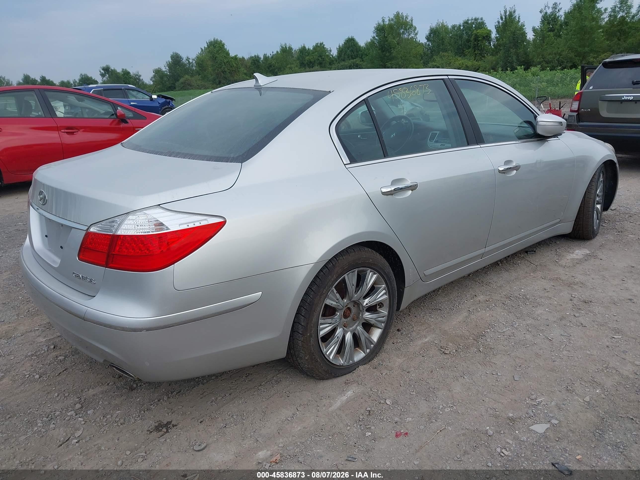 2009 Hyundai Genesis 3.8 Silver vin: KMHGC46E29U018498