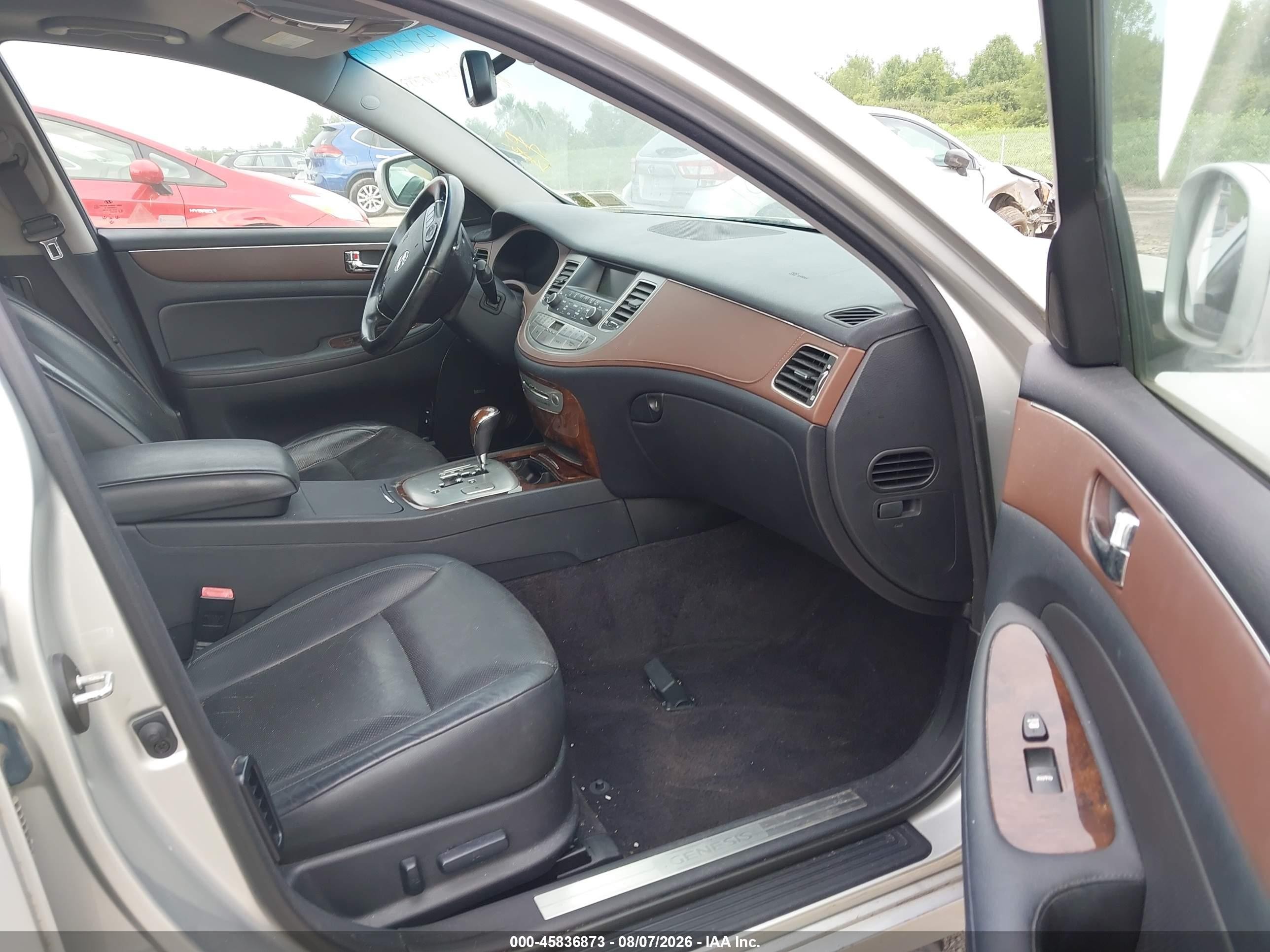 2009 Hyundai Genesis 3.8 Silver vin: KMHGC46E29U018498