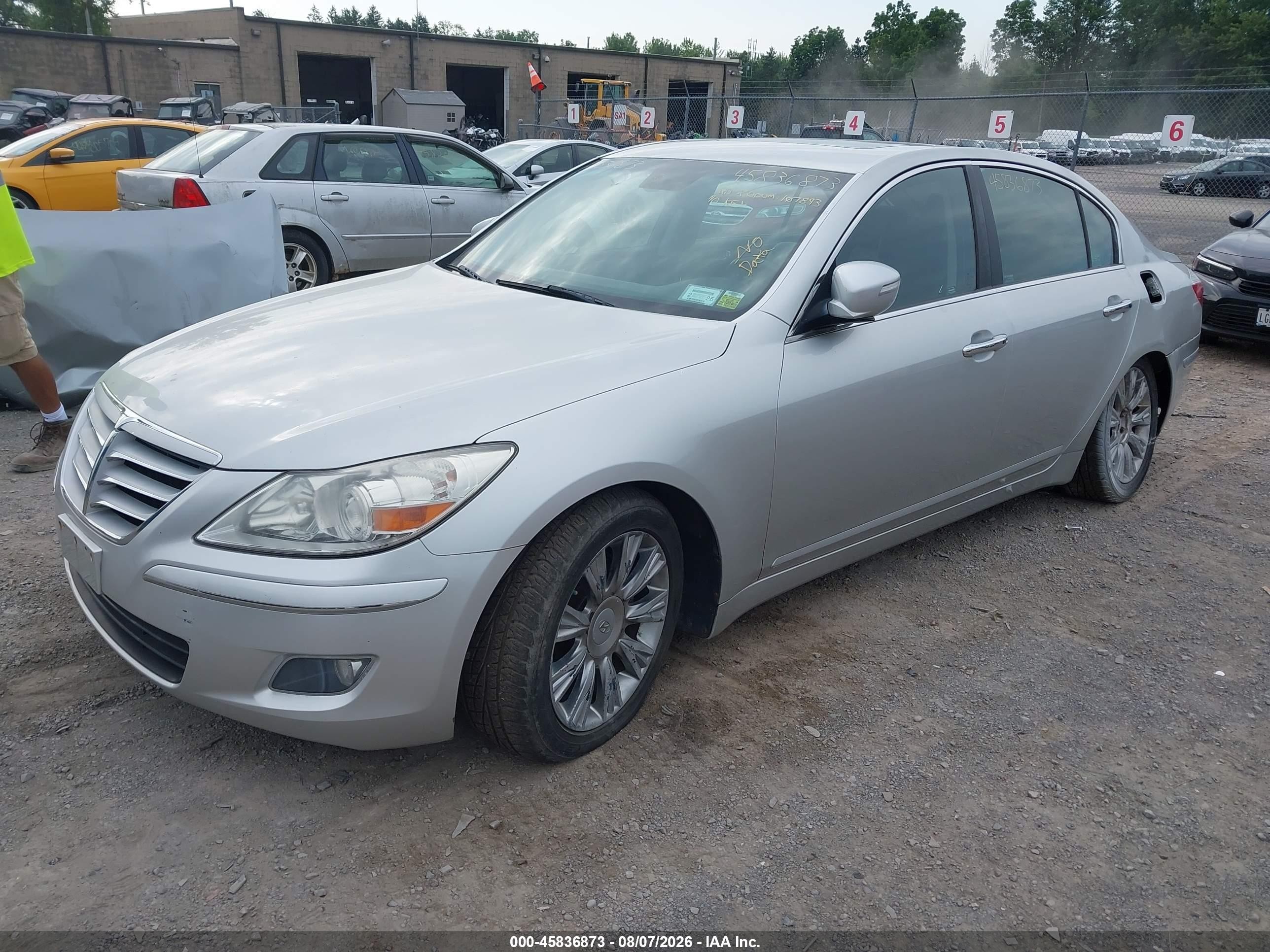2009 Hyundai Genesis 3.8 Silver vin: KMHGC46E29U018498