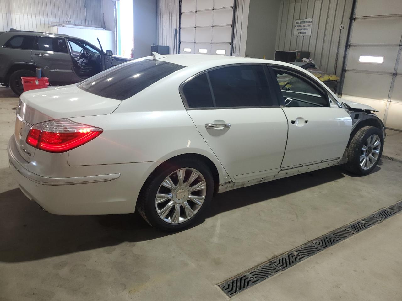 2009 Hyundai Genesis 3.8l White vin: KMHGC46E29U037097