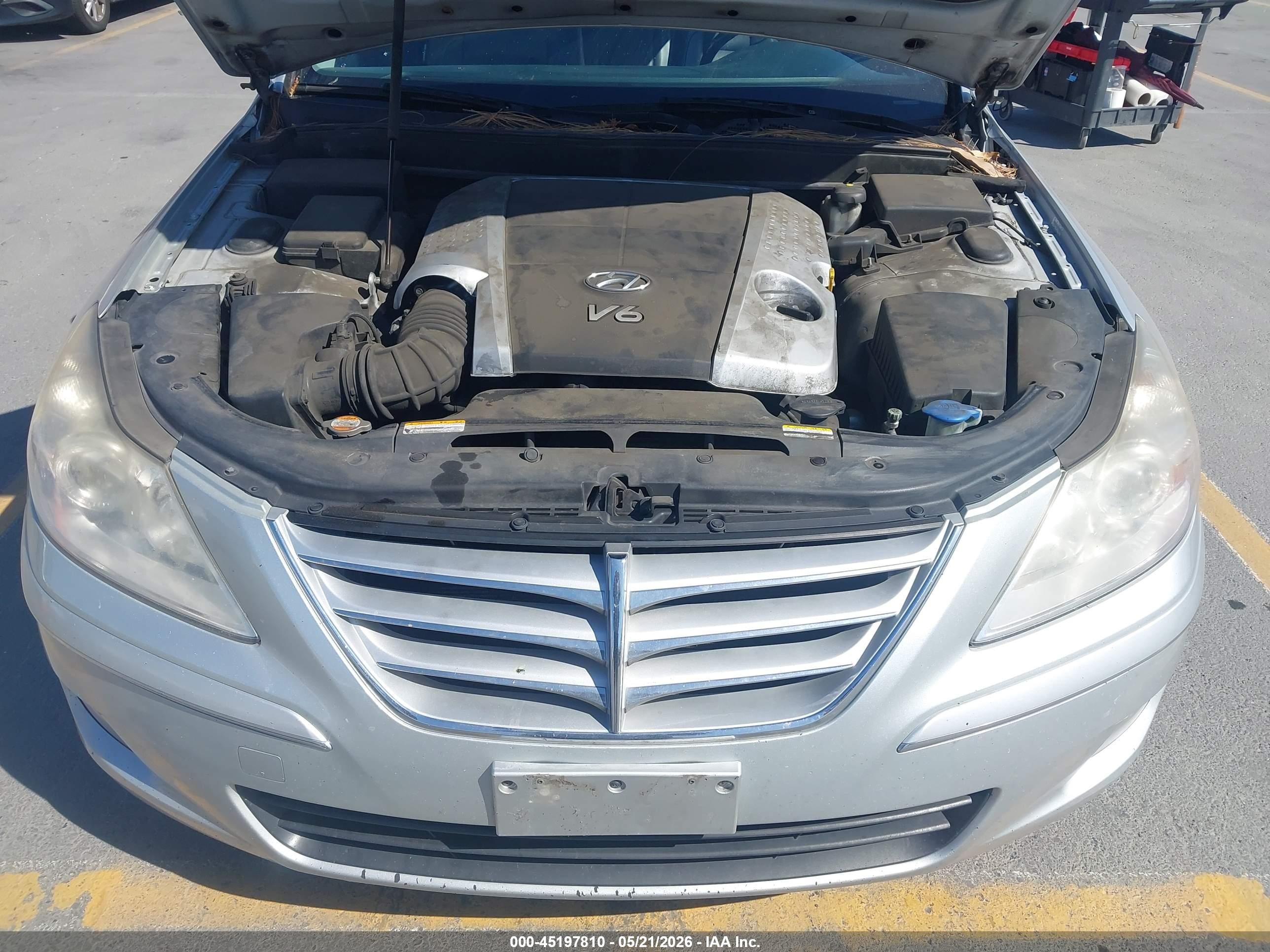 2009 Hyundai Genesis 3.8 Silver vin: KMHGC46E29U042946