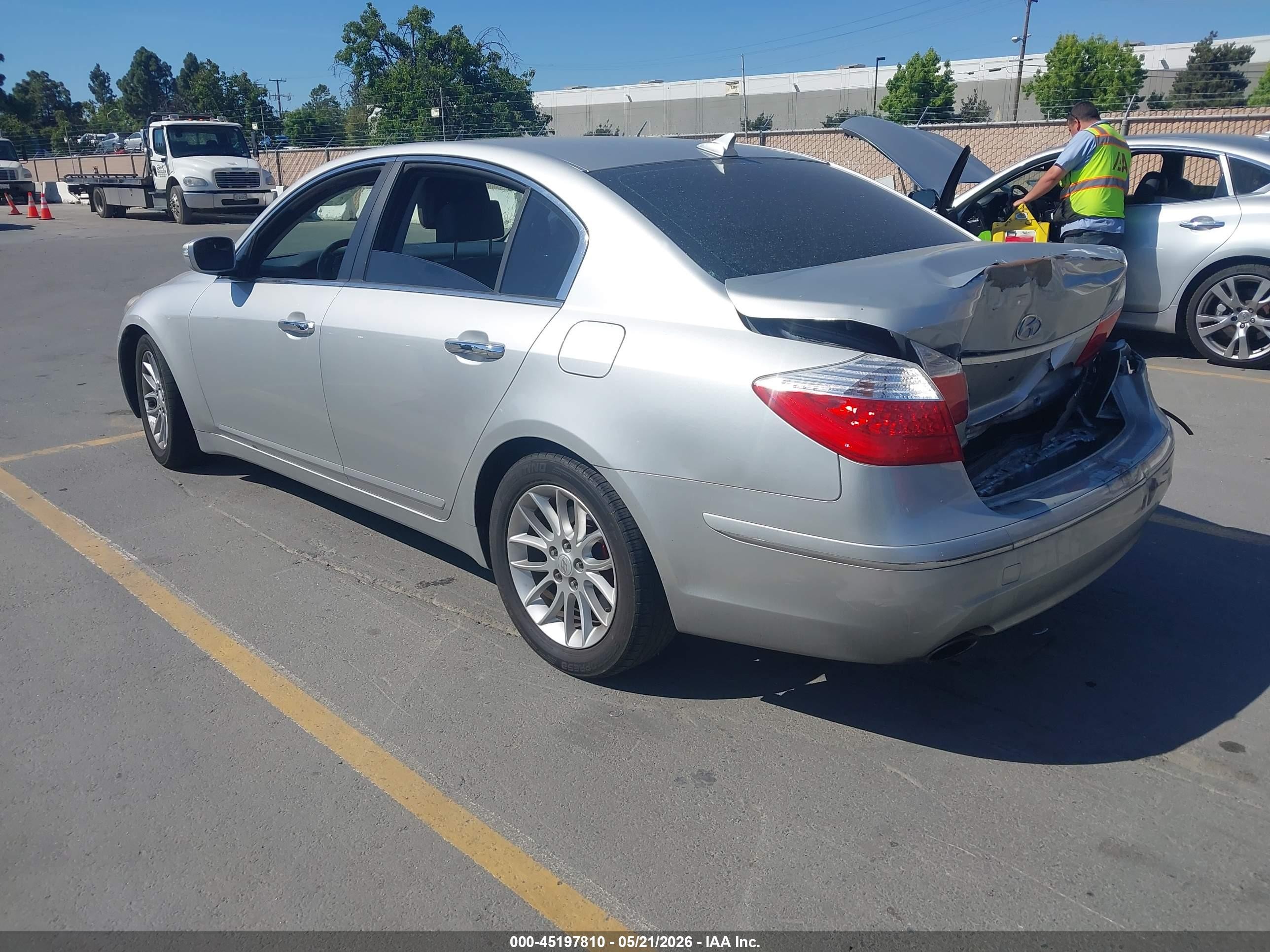 2009 Hyundai Genesis 3.8 Silver vin: KMHGC46E29U042946