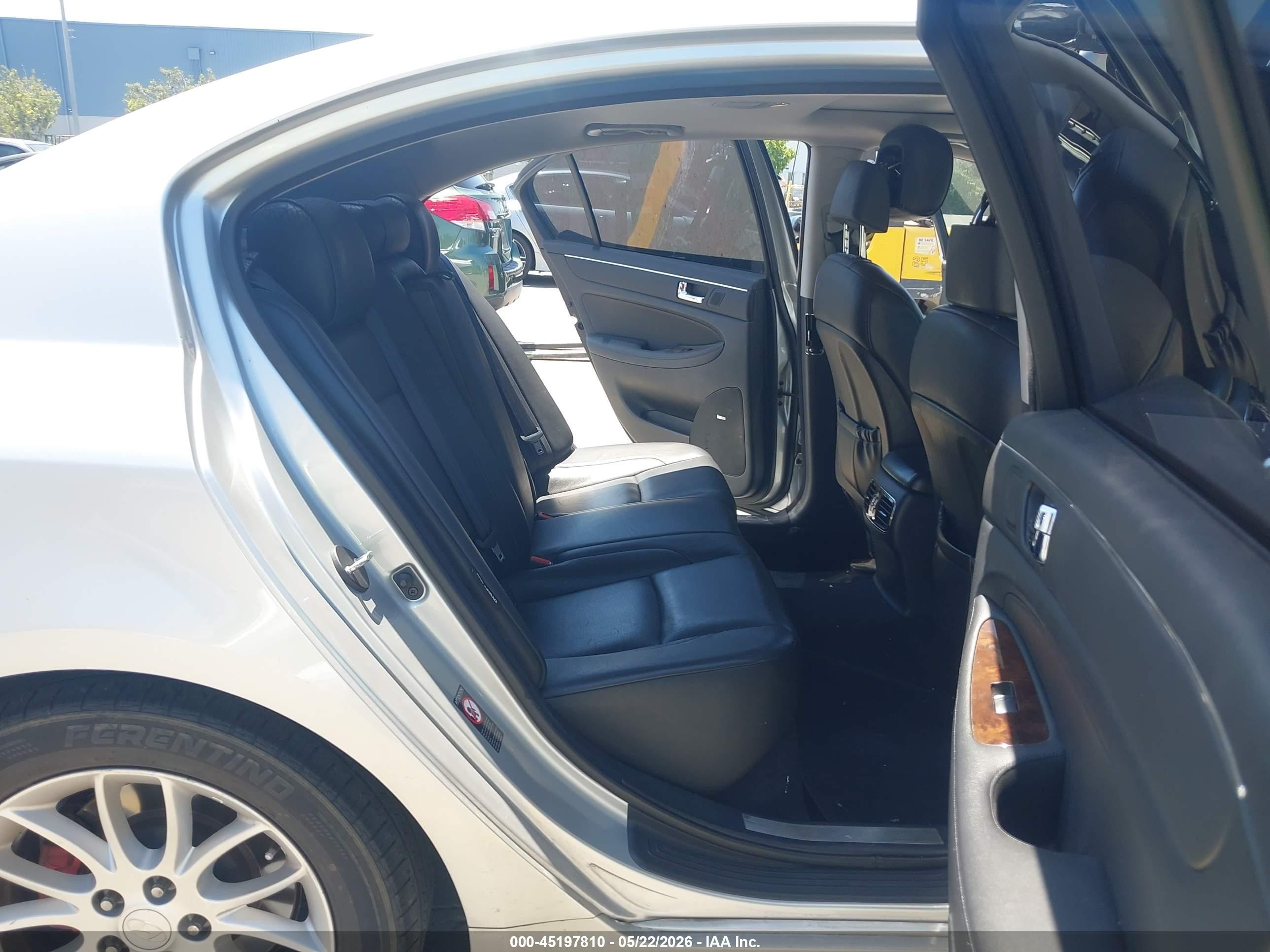 2009 Hyundai Genesis 3.8 Silver vin: KMHGC46E29U042946