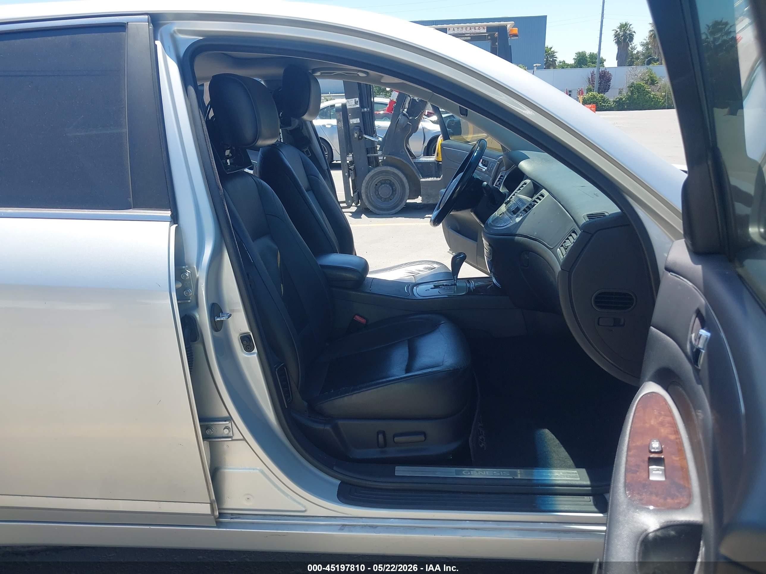 2009 Hyundai Genesis 3.8 Silver vin: KMHGC46E29U042946