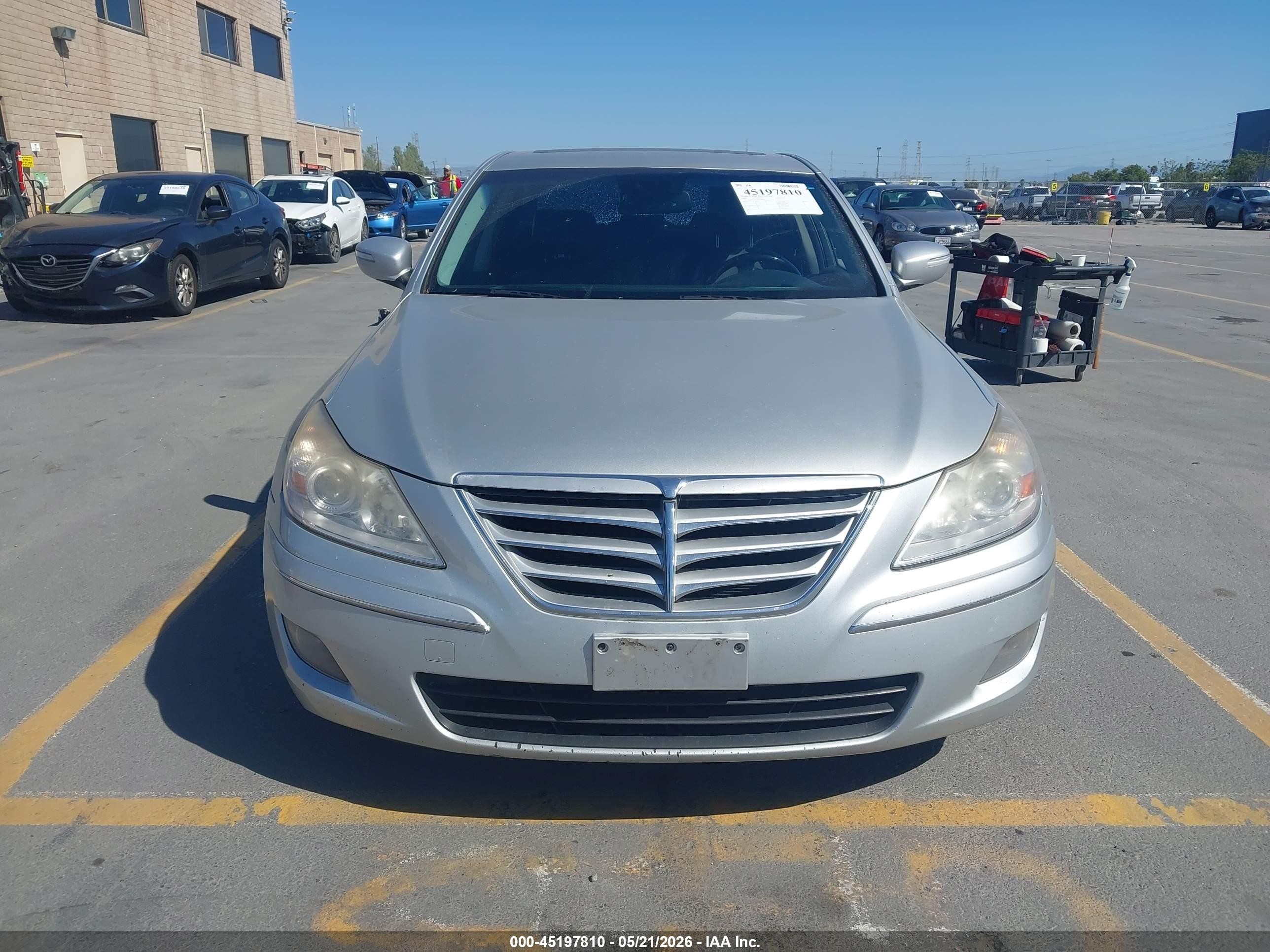 2009 Hyundai Genesis 3.8 Silver vin: KMHGC46E29U042946