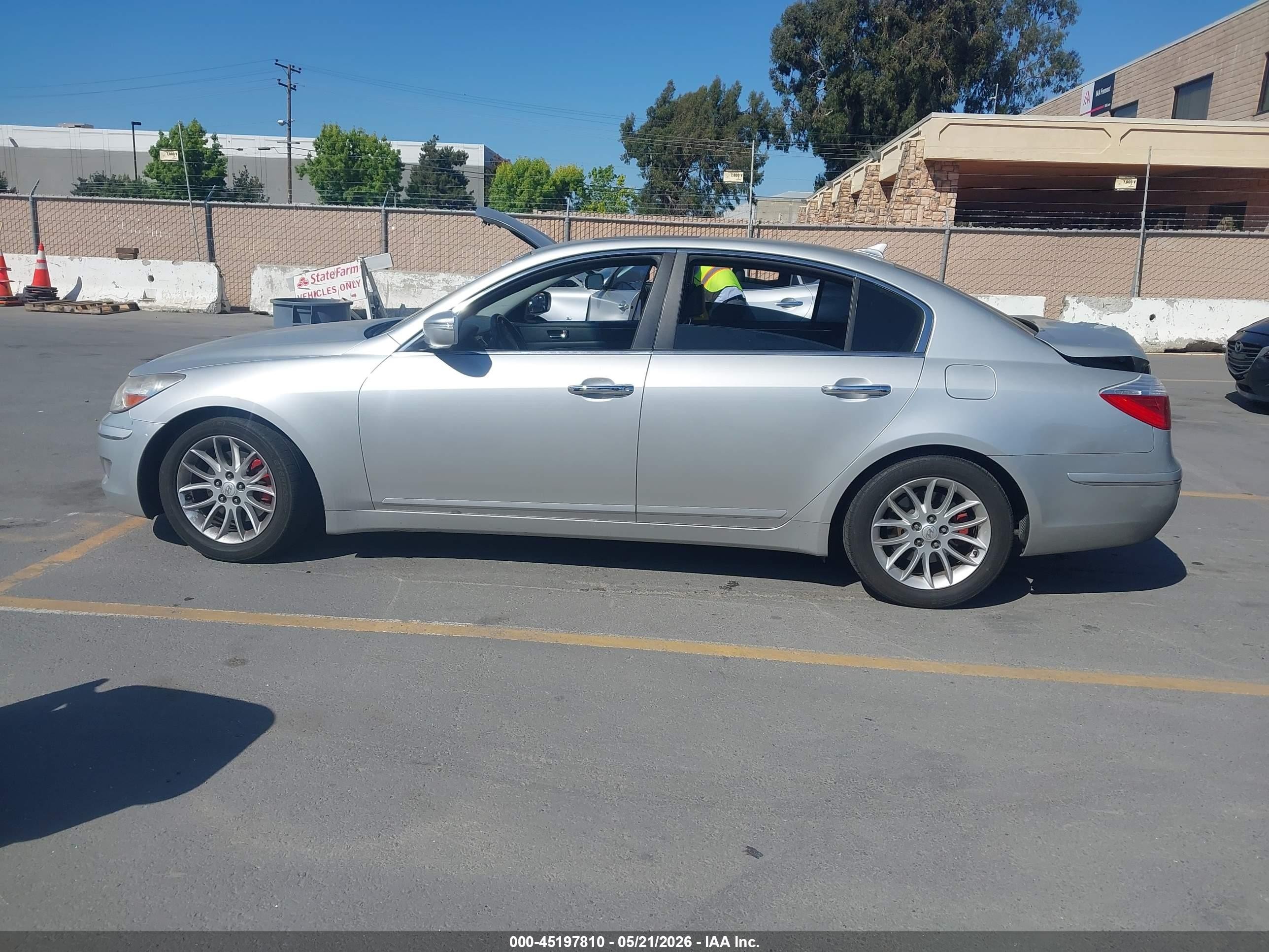 2009 Hyundai Genesis 3.8 Silver vin: KMHGC46E29U042946