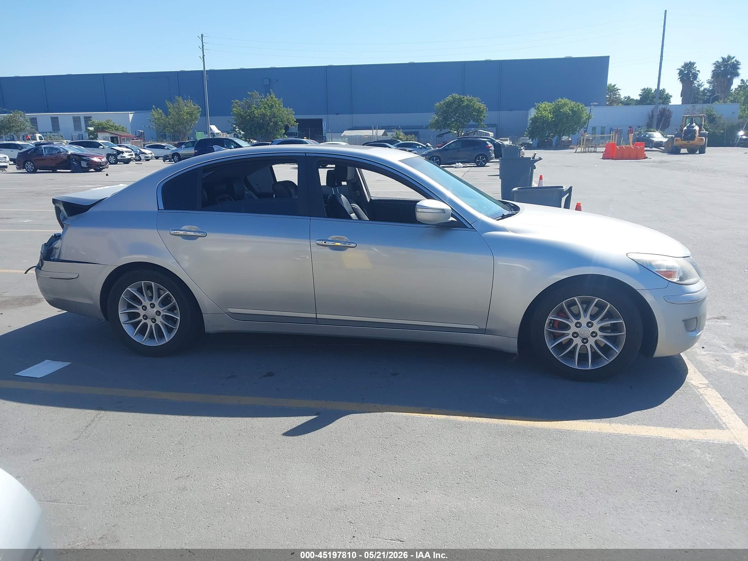 2009 Hyundai Genesis 3.8 Silver vin: KMHGC46E29U042946