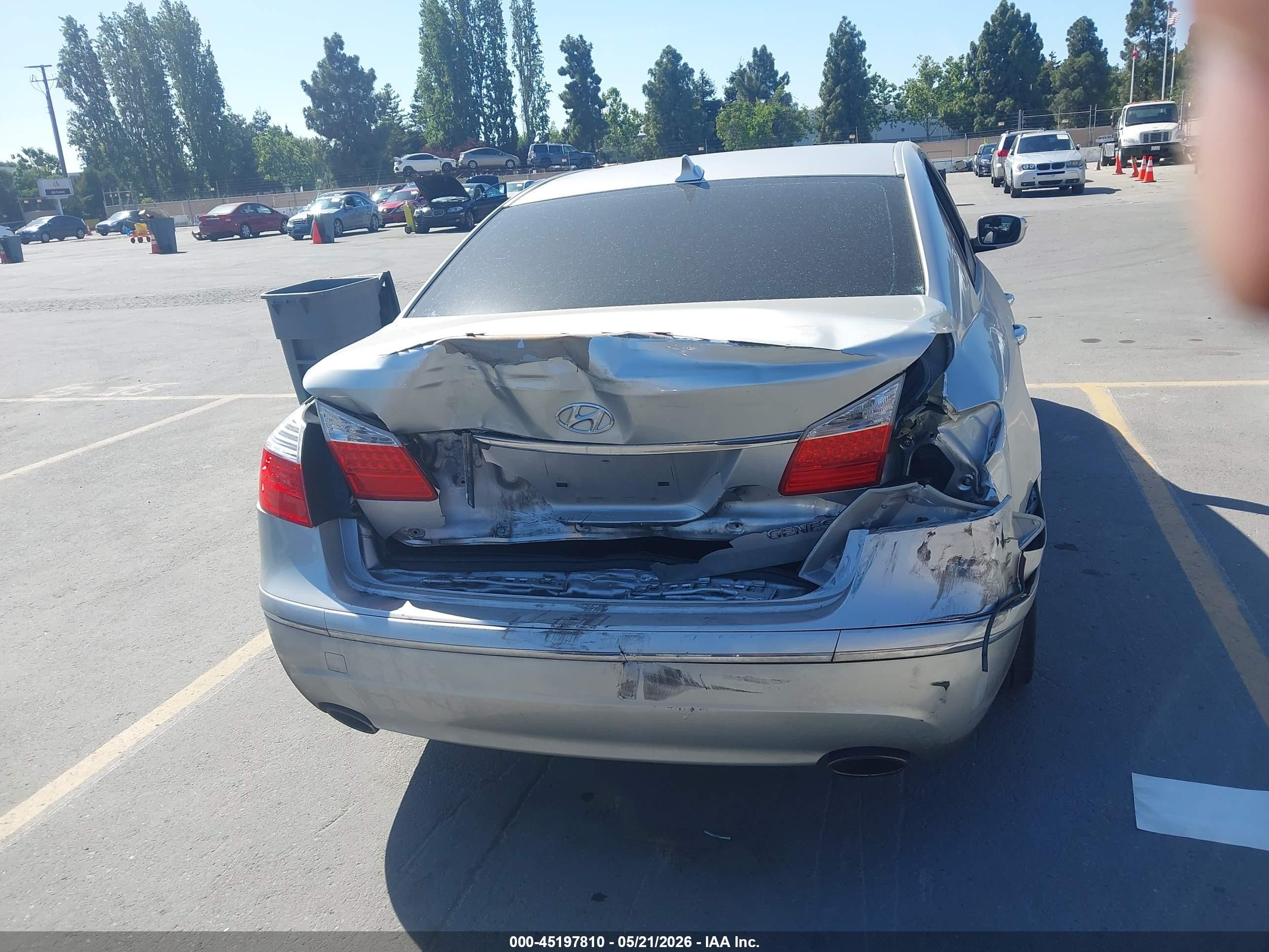 2009 Hyundai Genesis 3.8 Silver vin: KMHGC46E29U042946