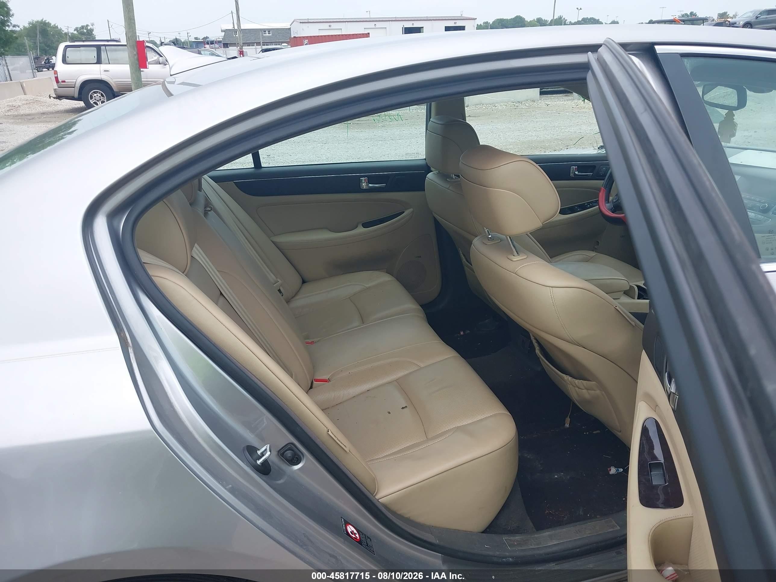 2009 Hyundai Genesis 3.8 Silver vin: KMHGC46E39U041076