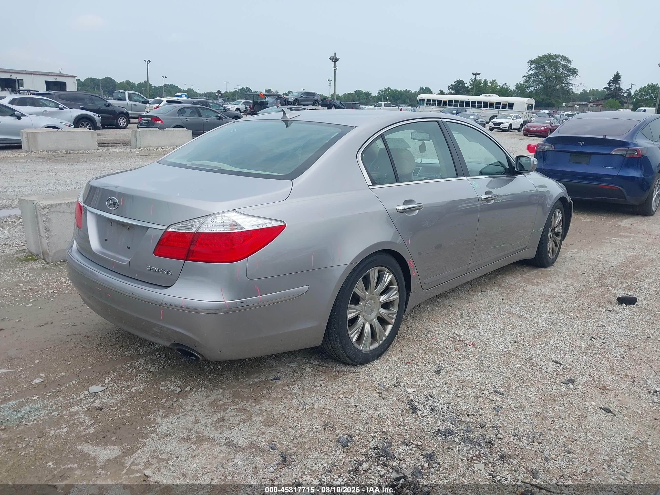 2009 Hyundai Genesis 3.8 Silver vin: KMHGC46E39U041076