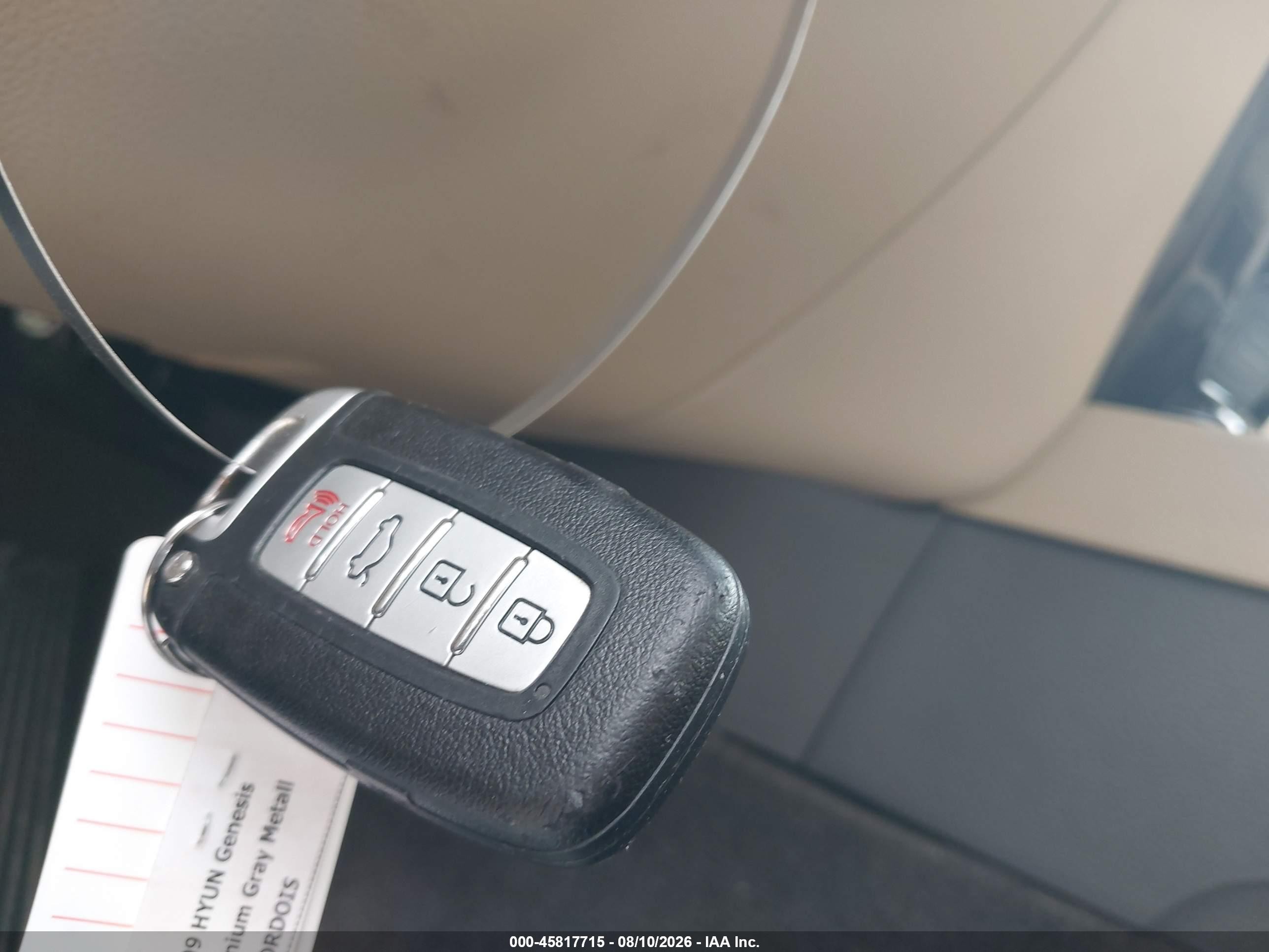 2009 Hyundai Genesis 3.8 Silver vin: KMHGC46E39U041076