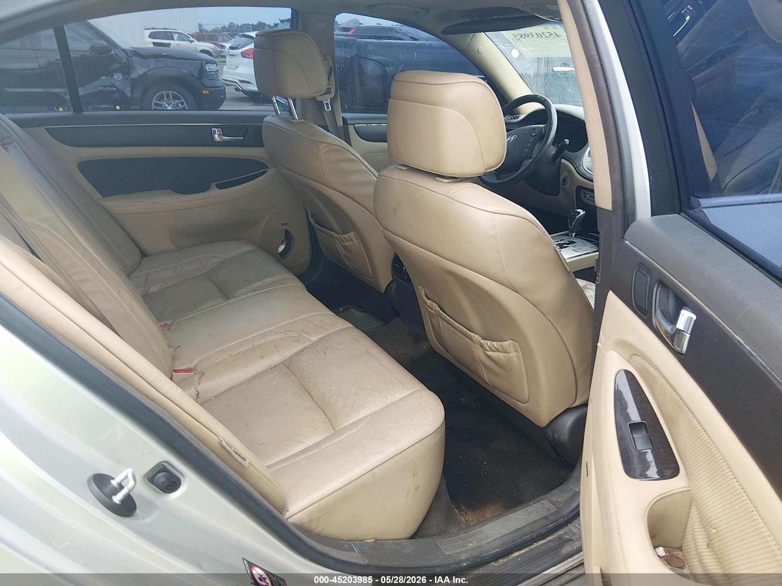 2009 Hyundai Genesis 3.8 Silver vin: KMHGC46E49U039157